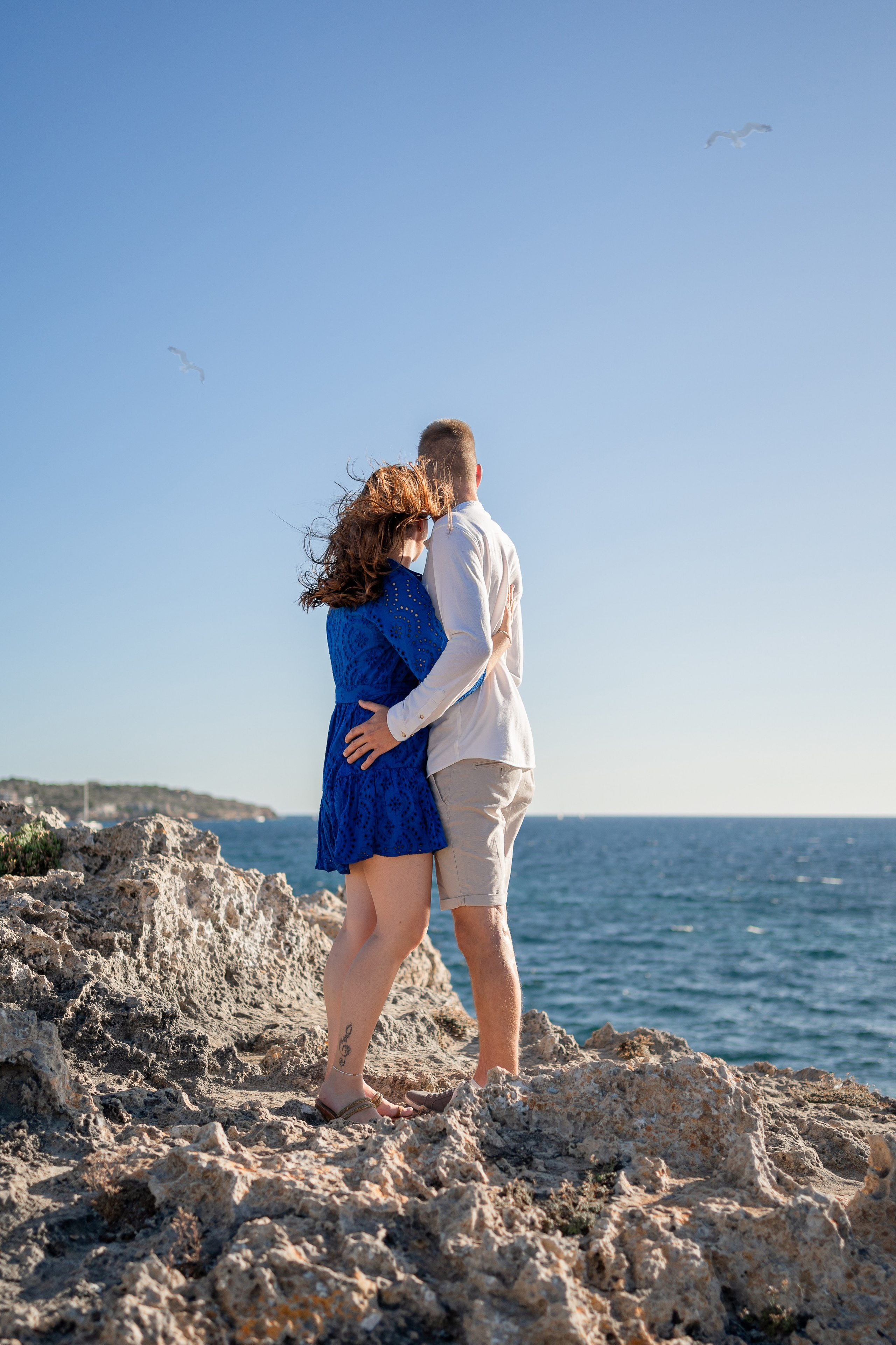 Romantischer Heiratsantrag auf Mallorca – Überraschung am Meer. Deine Fotografin auf Mallorca für Familien und Business