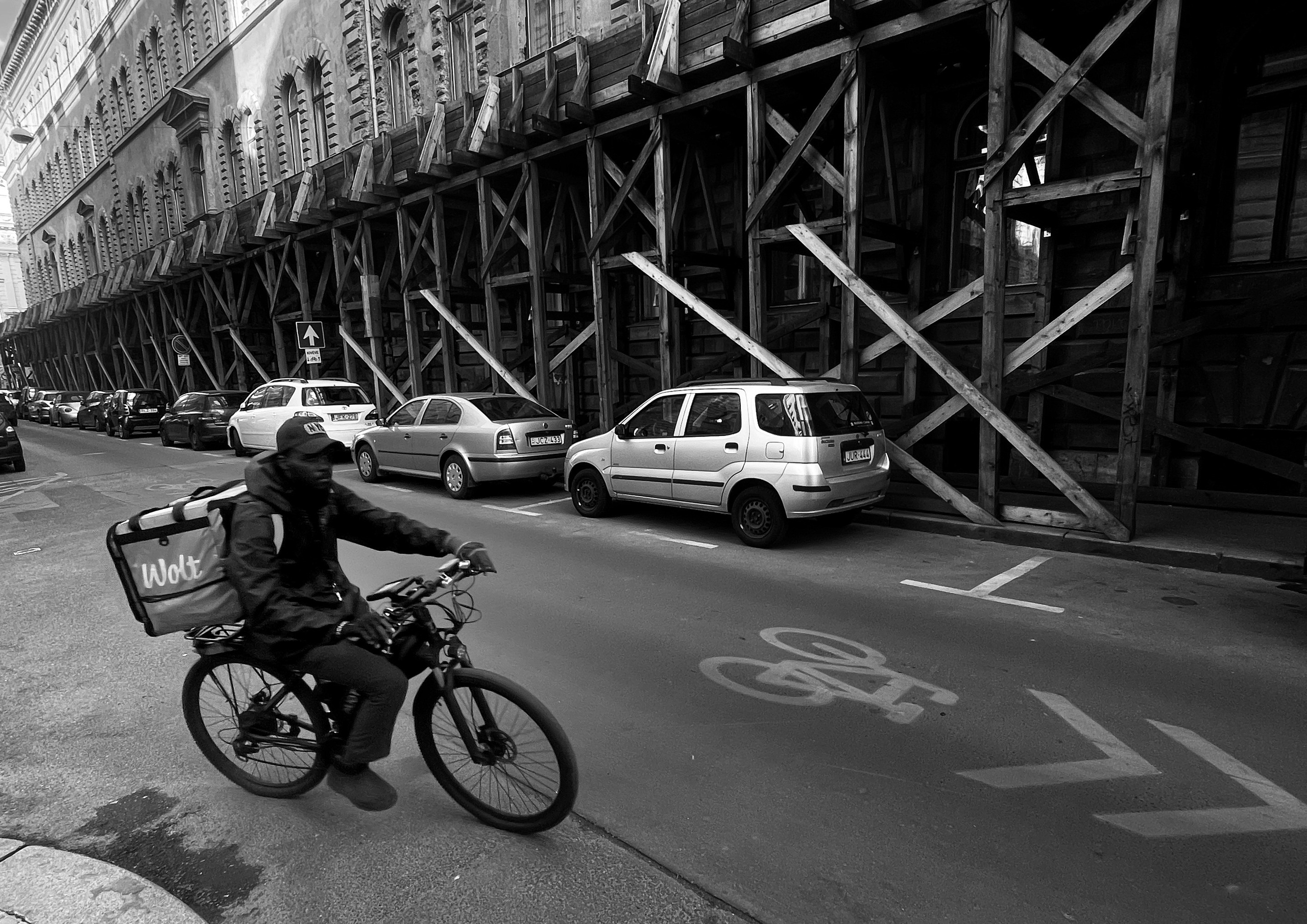 Courier. Budapest 2026. IPHONE 12 PRO
