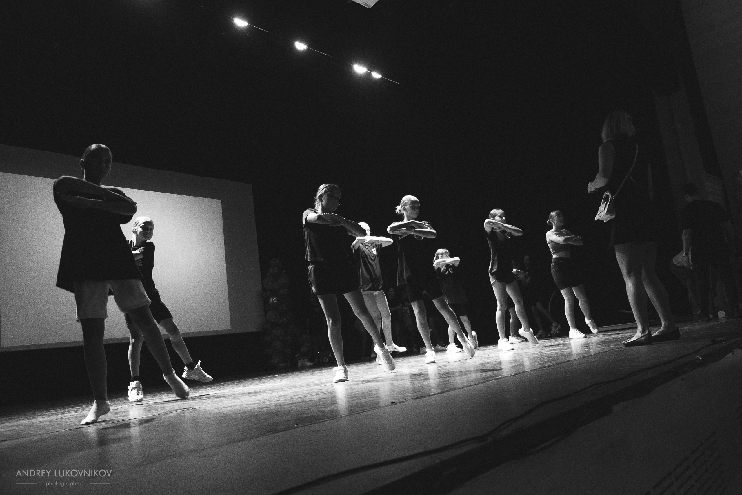 Entre bastidores del concierto final de Like Dance: momentos brillantes tras las cámaras