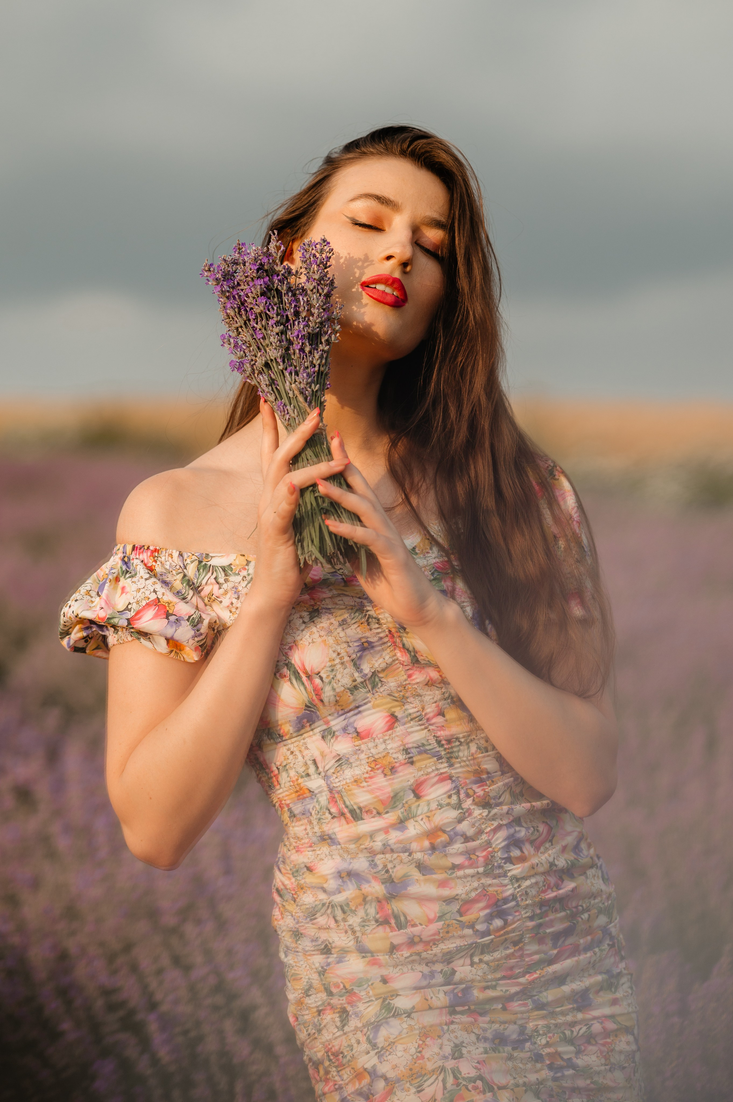 Sedinta foto in lanul de lavanda. Proud Vision Weddings | Wedding Photography & Film — Servicii profesionale Foto Video Nunta Iasi