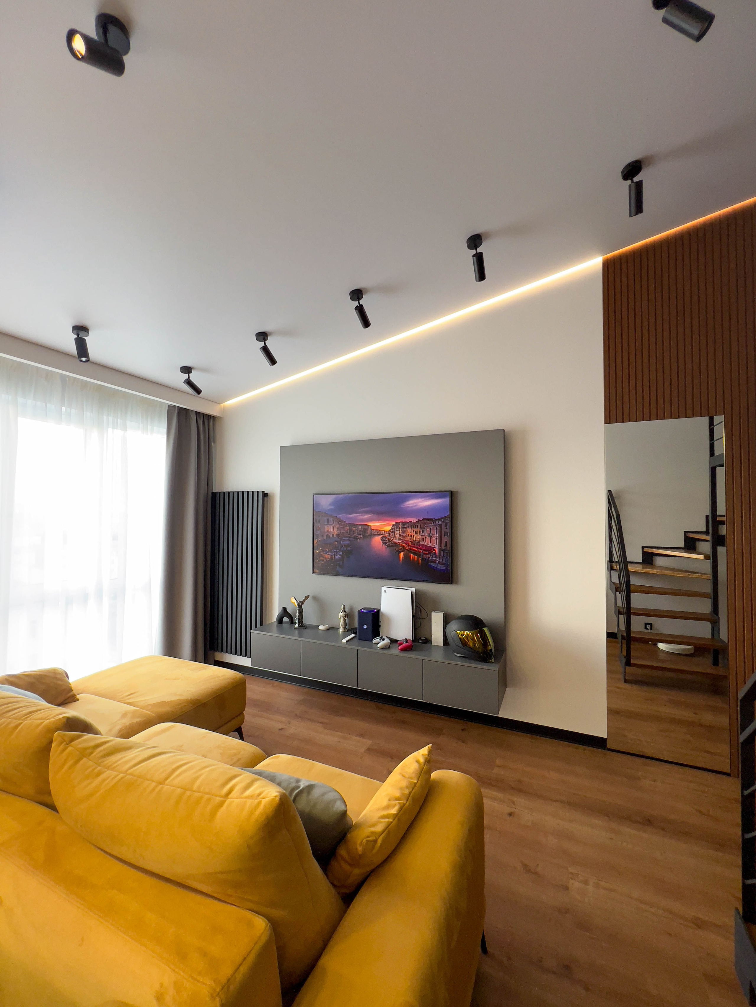 The apartment is on two levels. Fotograf Dmitrii Donets