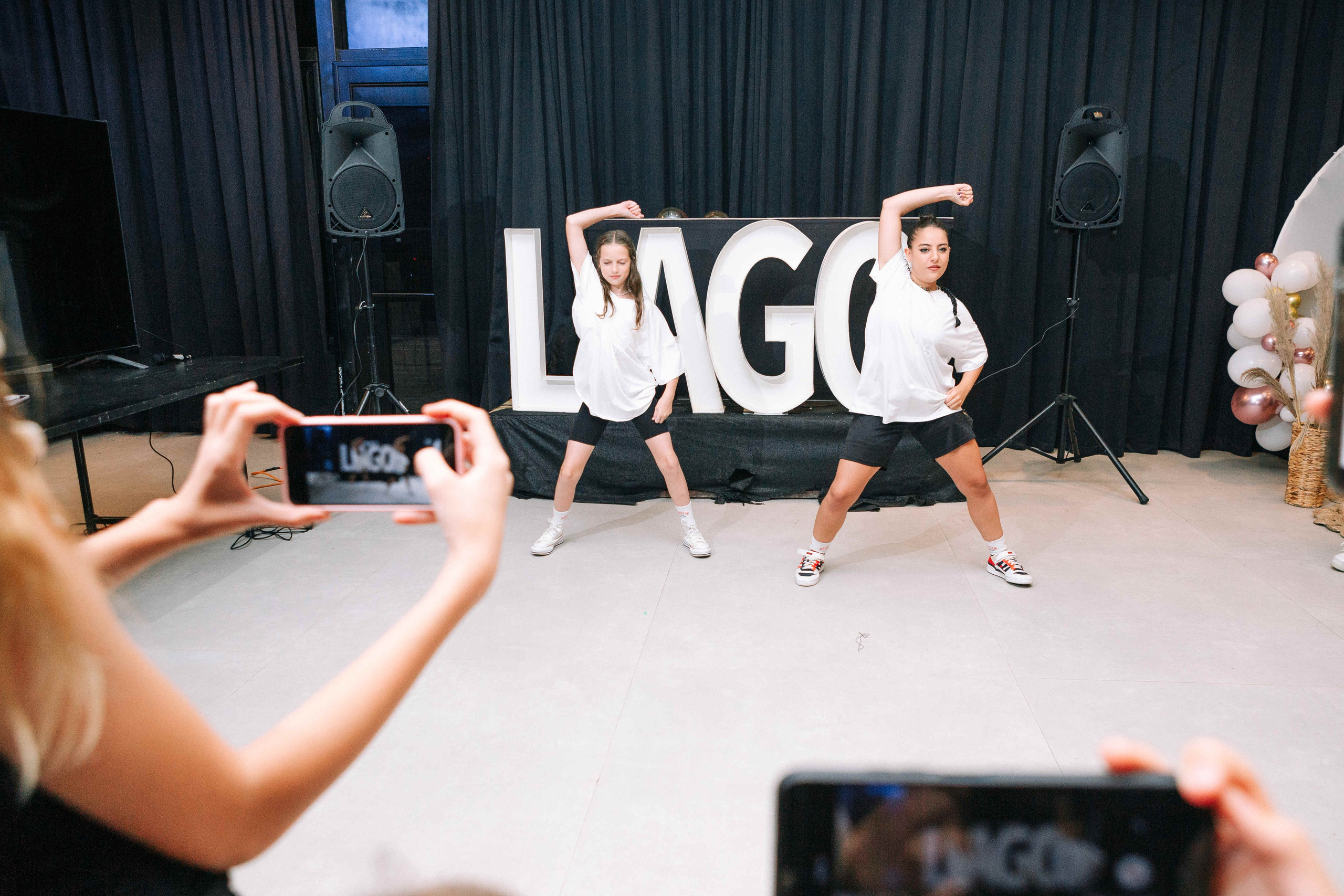 PARTY WITH FRIENDS. Https://shi-photo.com/