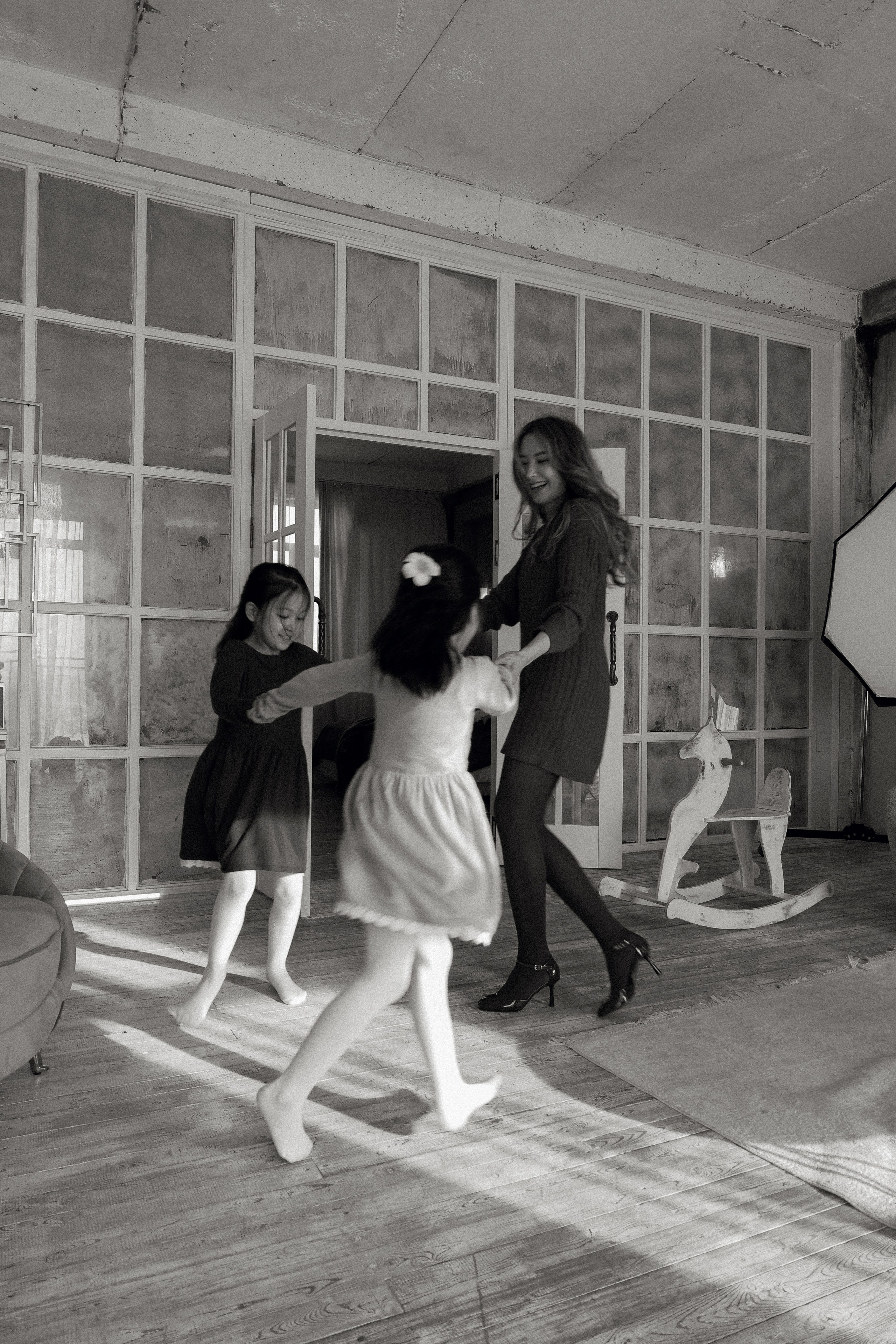 Cherishing family hugs. Фотограф родов, семей и новорожденных малышей в Дубае