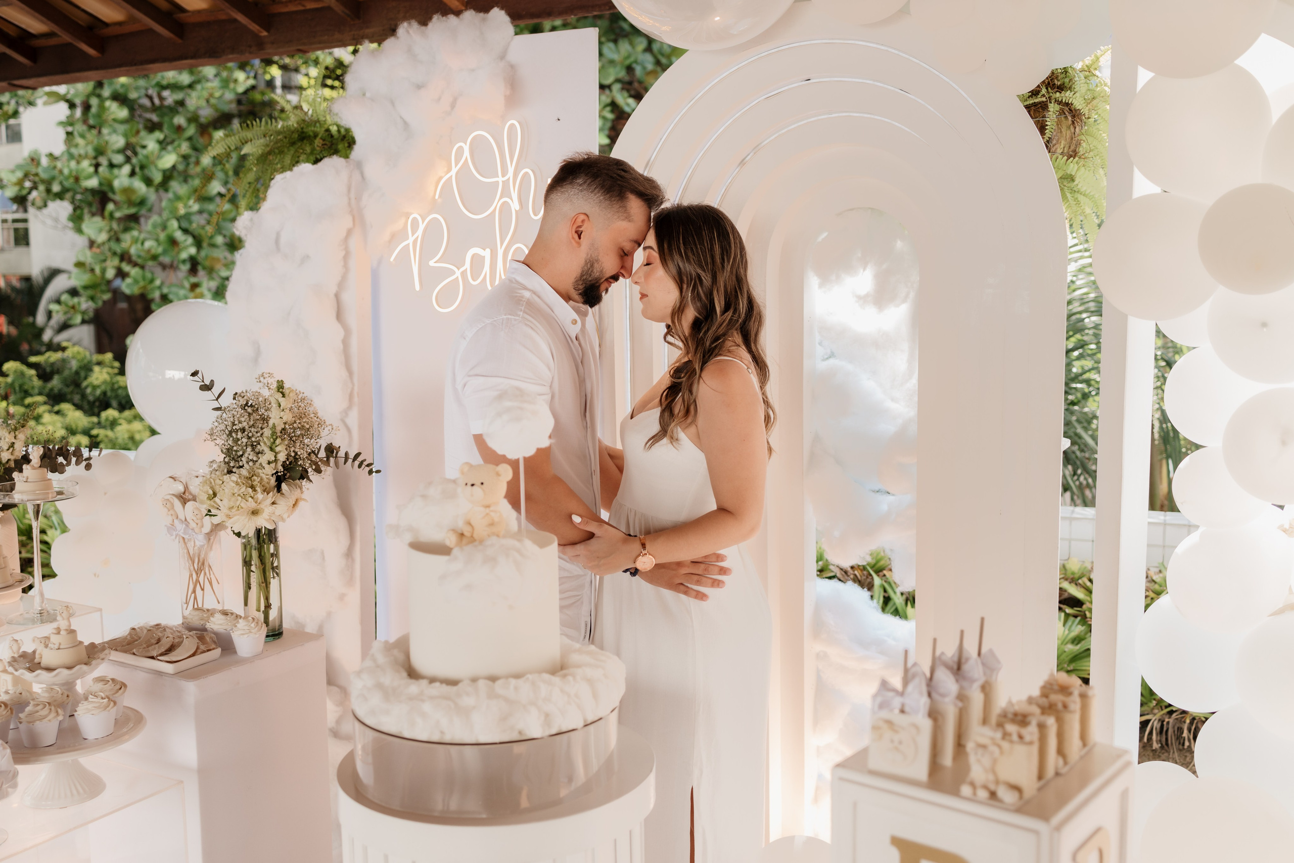 Casal em momento afetivo em chá revelação do primeiro bebê