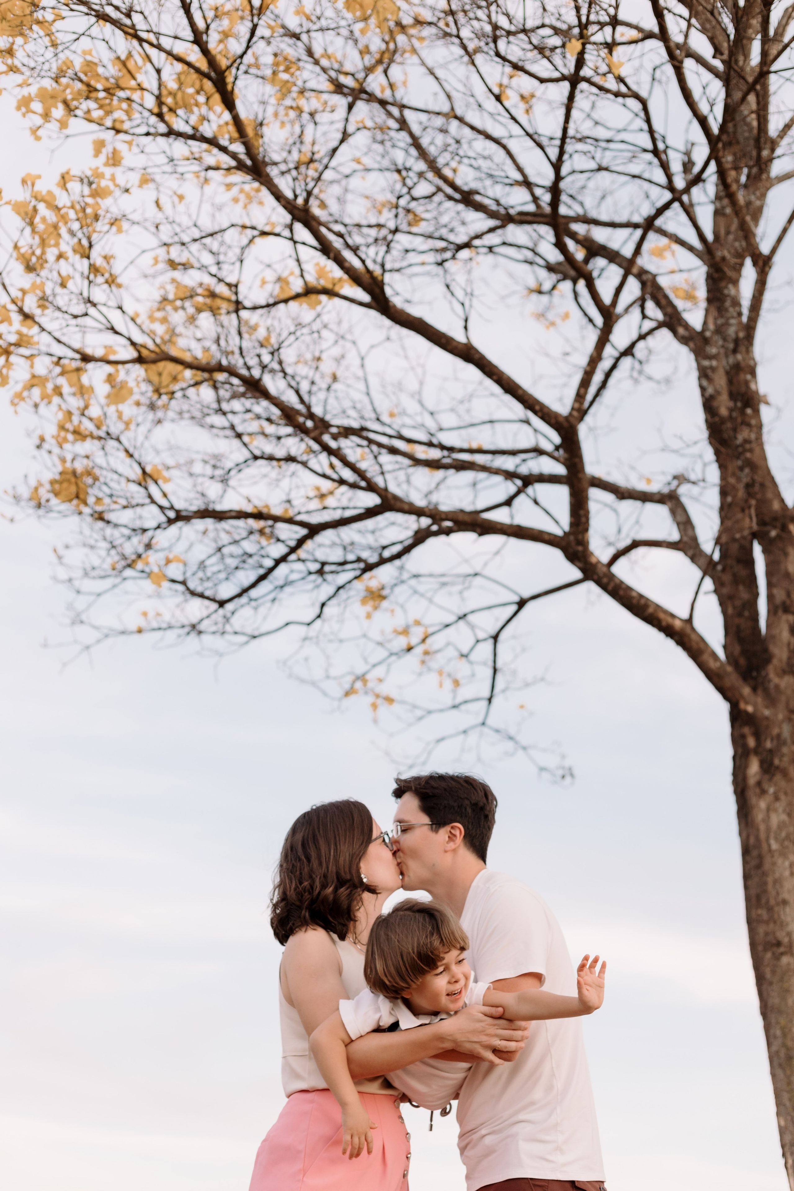 Ensaio Família na Catedral de Brasília | Fotografia Afetiva em Brasília. Ize Fotografia — Ensaios e Festas de Família em Recife e Brasília