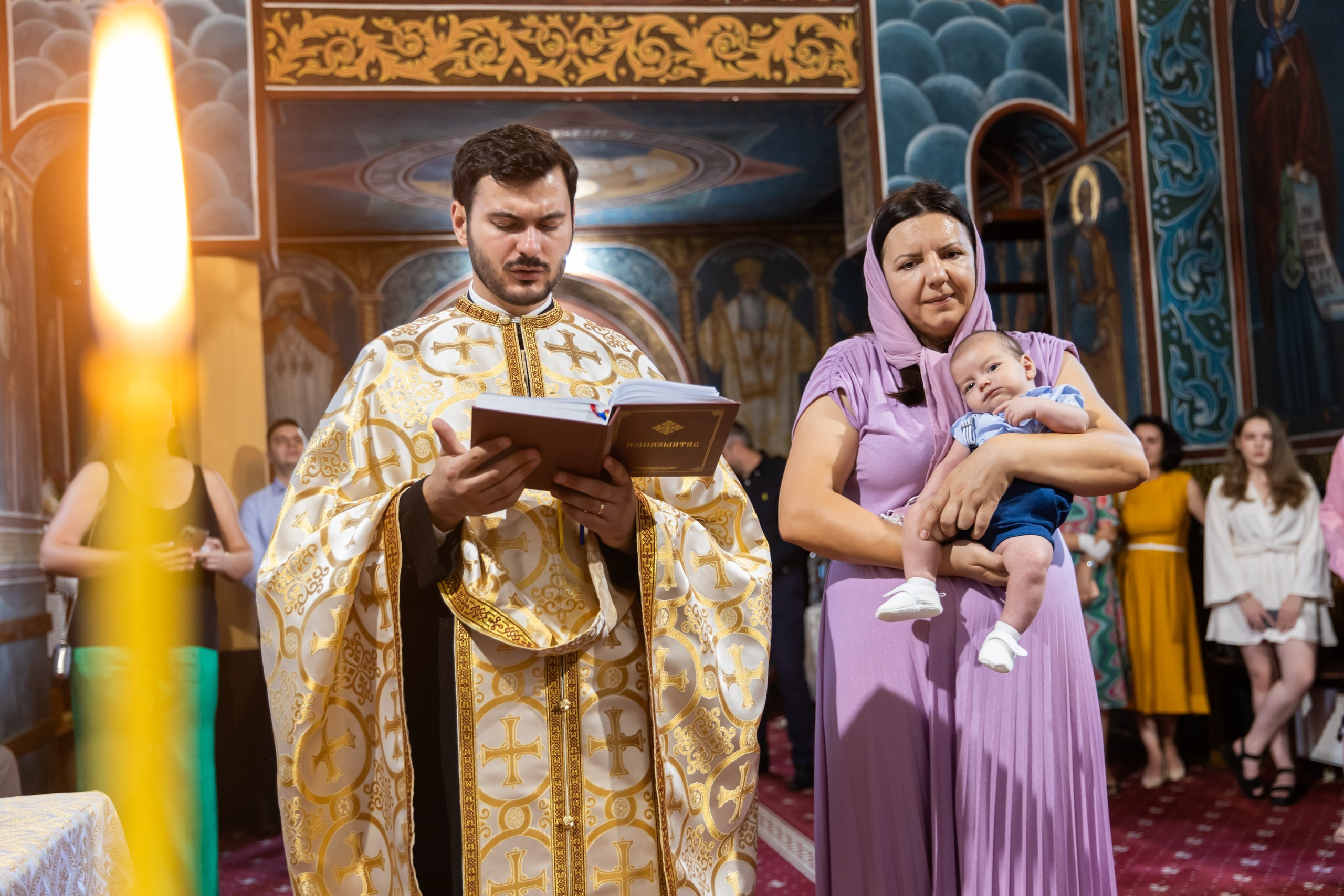 fotograf botez , fotografie botez Botoșani, fotograf Alin Chirilă, amintiri botez, fotografii botez, botez Miruna Parascheva, fotograf copii, fotografie botez în Botoșani-alt="botez , fotografie botez Alin Chirilă, amintiri botez, fotografii emoționante botez Botoșani"-- fotografii-botez-bebelus- amintiri-botez-micuț- moment-sfânt-crestinare- fotografie-emotionanta-botez- detalii-botez-bebelusi- parinti-fericiti-la-botez- fotograf-botez-profesionist- botez-in-biserica-ortodoxa- micuț-botezat-cu-emoție- zâmbete-și-lacrimi-la-botez- bebeluș-la-cristelniță- decor-botez-colorat- botez-cu-dragoste-și-credință- emotie-pura-la-botez- fotograf-botez-botosani- botez-iasi-suceava-fotograf- amintiri-nepretuite-botez-- Preotul ținându-l pe micuțul Mathias Gabriel la botez, în biserica Înălțarea Domnului, Copălău  - Detalii de la botezul lui Mathias – lumânare, trusou și icoană  - Familia lui Mathias Gabriel alături de micuț, în ziua botezului  - Portret emoționant cu mama și bebelușul în brațe, în biserică,fotograf profesionist evenimente Botoșani, Iași, Suceava, Fălticeni, Bacău, Pașcani, Roman - AlinoFotoStudio by Alin Chirilă - servicii foto nuntă, botez, cununie, ședințe foto creative, albume personalizate, fotografii emoționante și calitative pentru cele mai importante momente din viață,fotograf nuntă Botoșani Alin Chirilă,  ședință foto botez Iași - AlinoFotoStudio,  servicii fotograf profesionist evenimente Suceava,  fotograf cununie civilă Fălticeni - Alin Chirilă,  album foto nuntă personalizat Bacău.“Bebeluș botezat în biserică, ținut în brațe de nași”	•	“Detaliu cu lumânarea de botez decorată cu flori albe”	•	“Părinți emoționați alături de copilul lor la ceremonia de botez”	•	“Masa festivă de botez cu decor tematic și tort personalizat”	•	“Momentul în care preotul toarnă apă sfințită pe fruntea bebelușului”	“Bebeluș în rochie albă de botez, zâmbind în brațele mamei”	•	“Detaliu cu cruciulița de botez așezată pe o pernă de satin”	•	“Părinți și nași aprinzând lumânările în timpul ceremoniei de botez”	•	“Tort de botez decorat cu figurine tematice și numele copilului”	•	“Copil botezat dormind liniștit în pătuțul decorat festiv”	•	“Momentul în care preotul binecuvântează copilul în fața altarului”	•	“Invitați adunându-se în jurul mesei festive la petrecerea de botez”	•	“Bebeluș ținând în mână o jucărie personalizată primită la botez”	•	“Familie fericită pozând împreună după ceremonia de botez”	•	“Decor tematic cu baloane și flori la locația petrecerii de botez” fotograf Botoșani fotograf evenimente fotograf botez Alin Chirila fotograf alinofotostudio.fotograf botez Amelis Maria, fotografie botez Botoșani, fotograf Alin Chirilă, amintiri botez, fotografii botez, botez Amelis Maria, fotograf copii, fotografie botez în Botoșani,