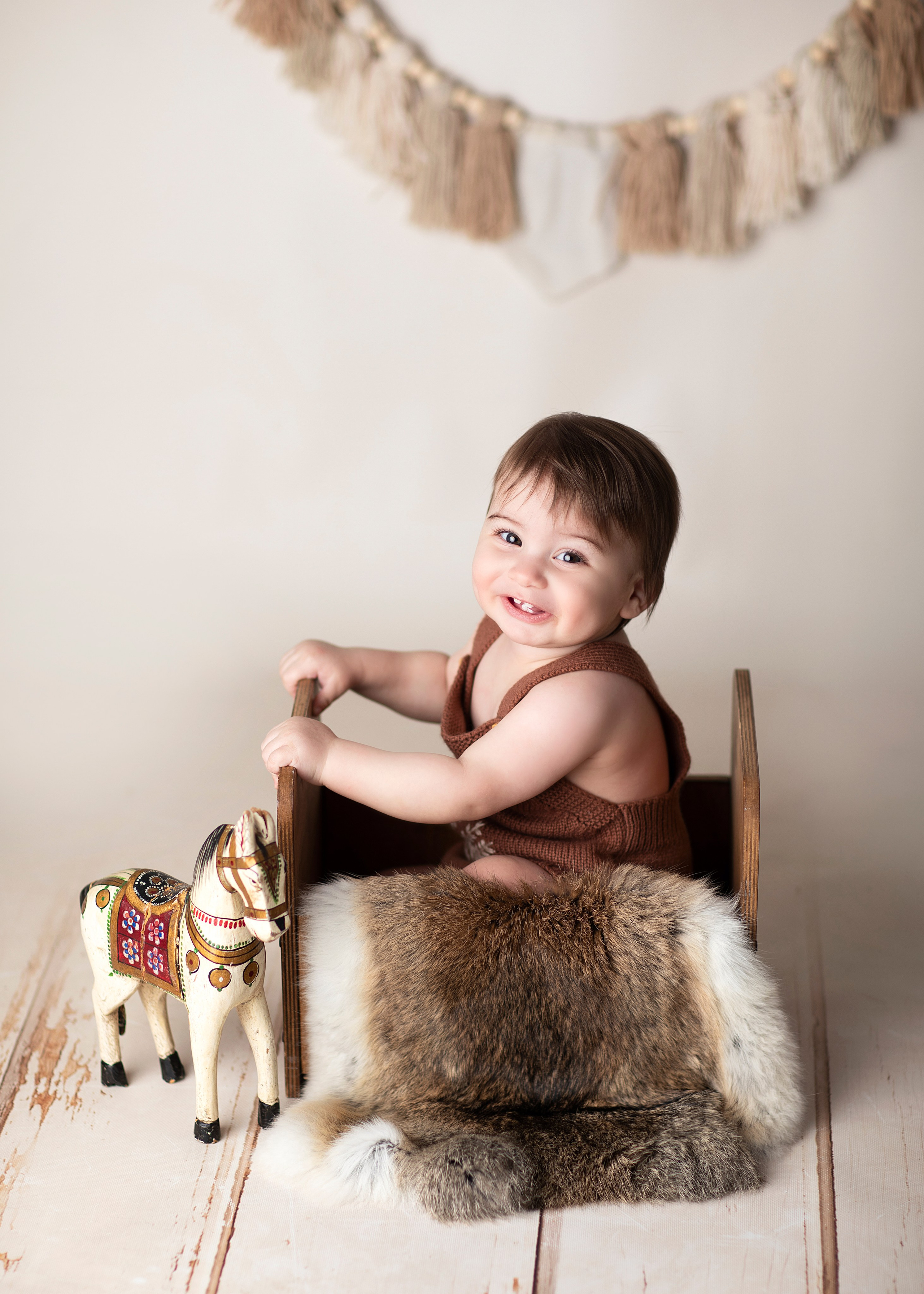 En familjefotografering i vår fotostudio fångar alla de äkta leendena och den speciella gemenskapen mellan mamma, pappa och barn.
