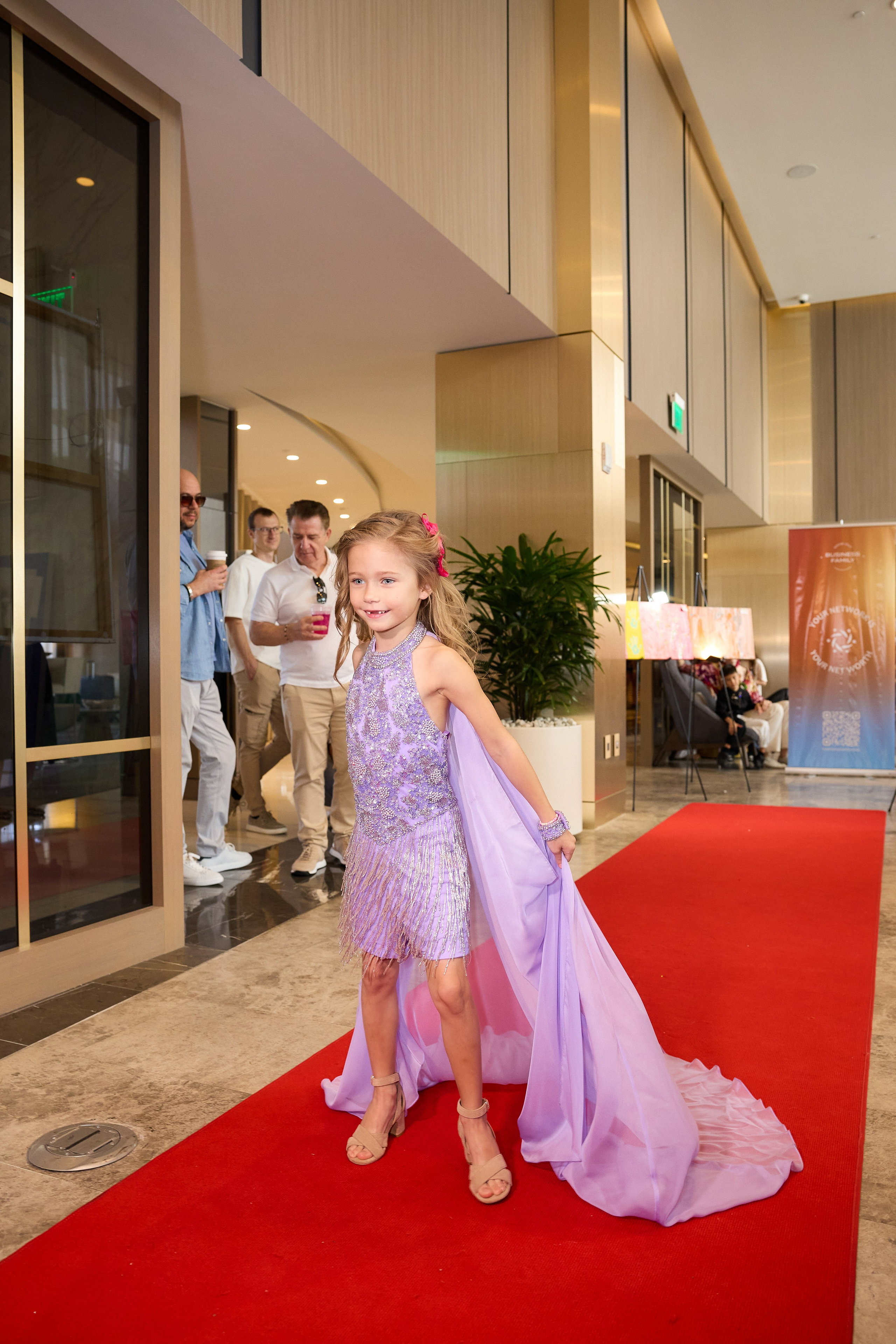 Авторская благотворительная художественная выставка Дианы Бортник. Фотограф Юлия Маковеева