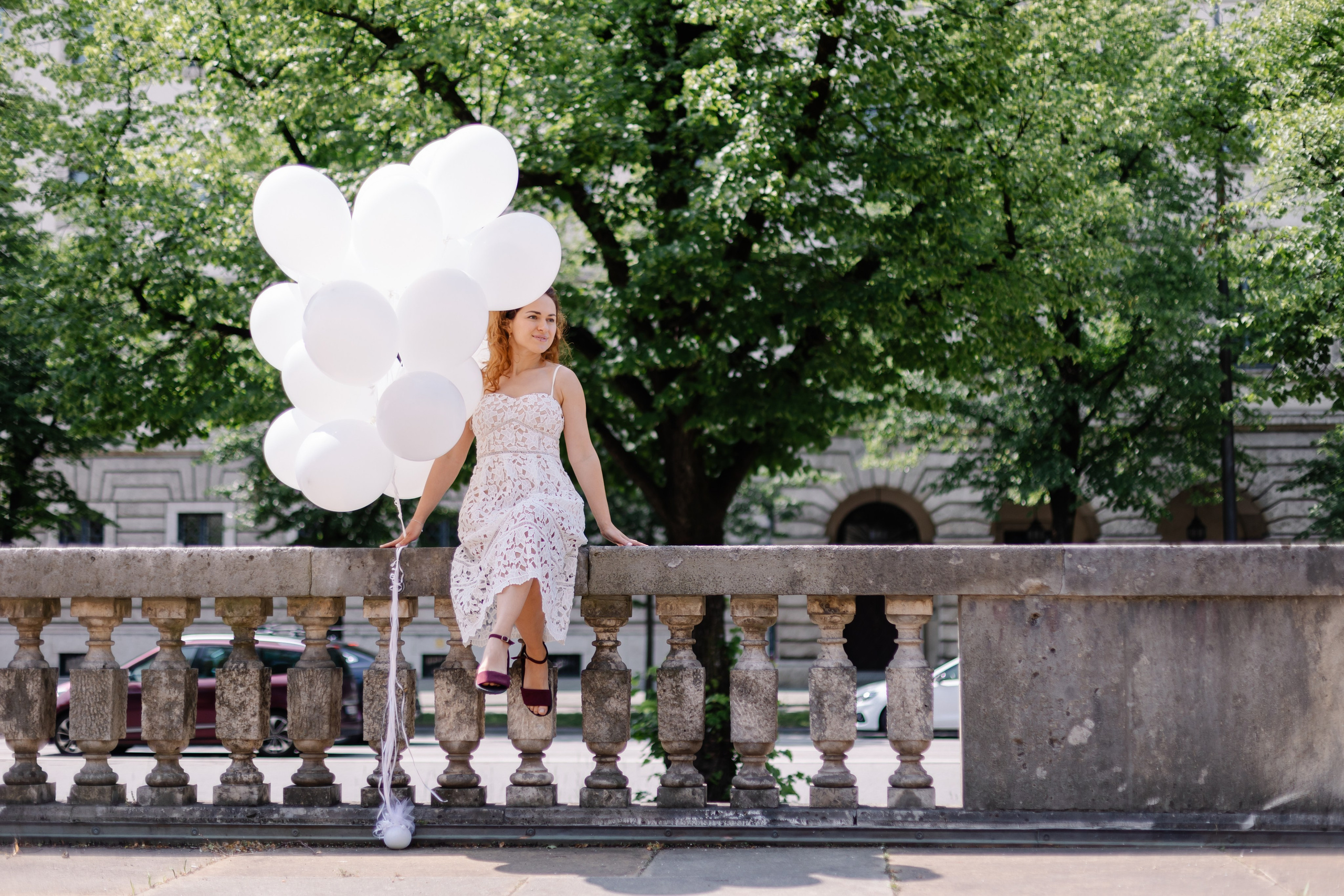 Fotominis mit weißen Luftballons im Herzen Münchens. Familien- und Kinderfotografin Katerina Vlasenko, München