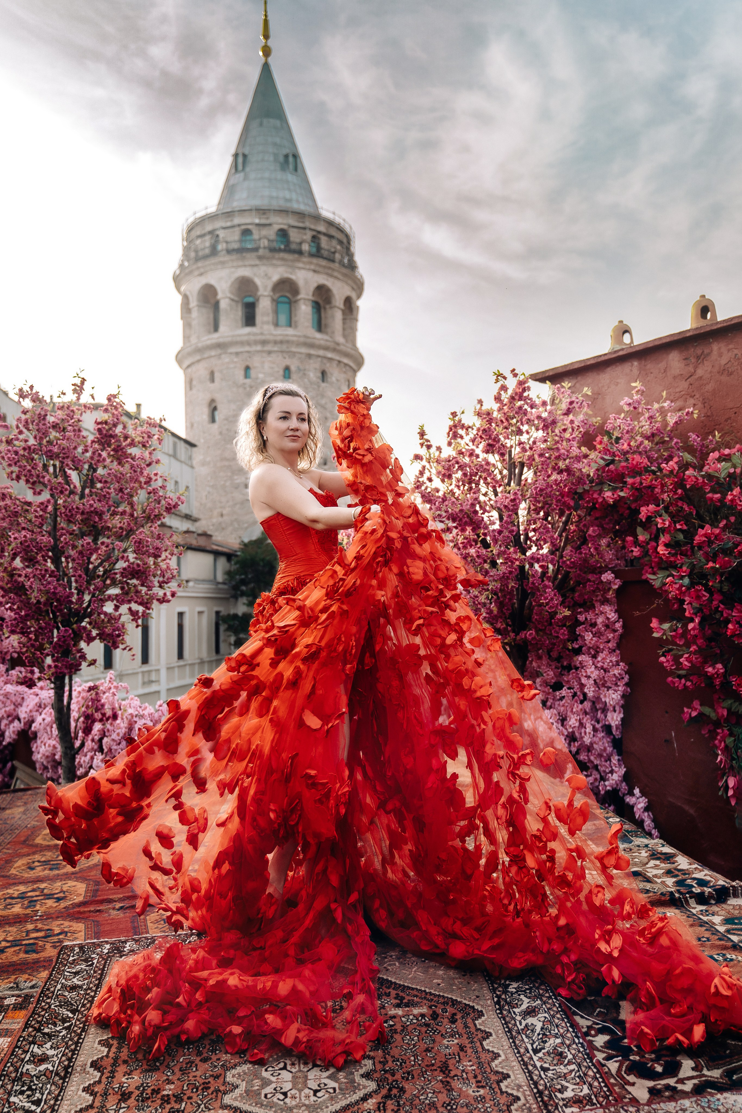 Фотосессии в дизайнерских нарядах в Стамбуле. Wedding, family and lifestyle photographer Anatoly. Photo sessions on rooftops with seagulls. Istanbul