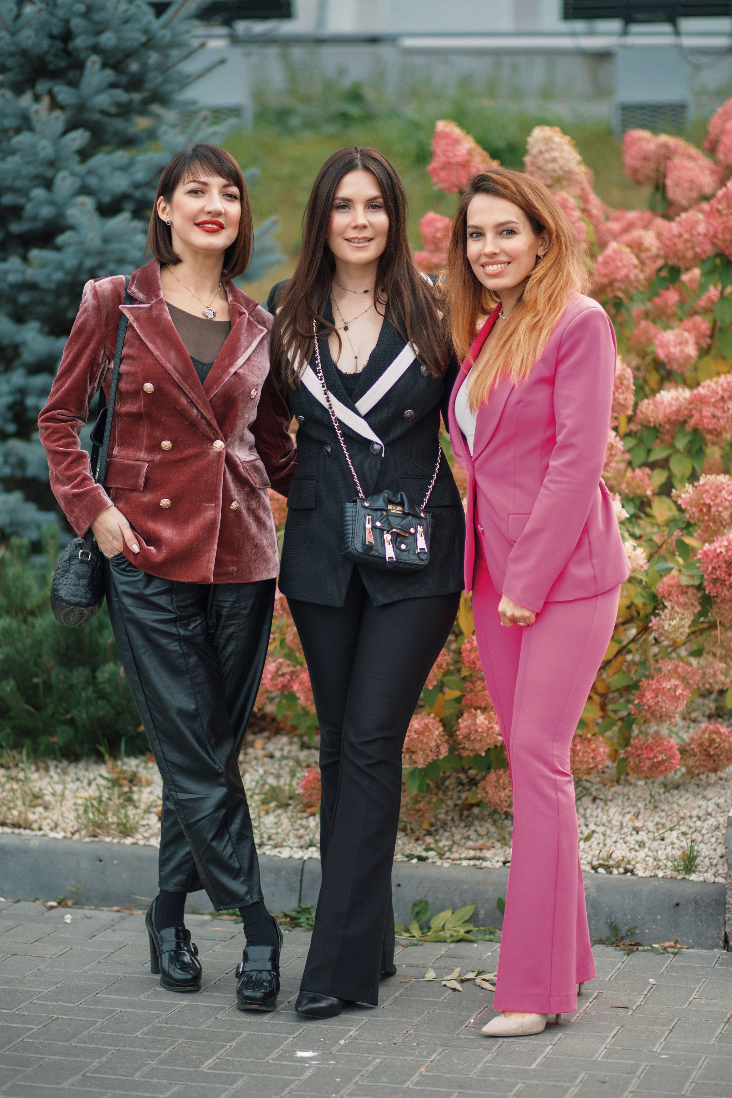 Girls | red wall. Photographer Inna Kalmykova