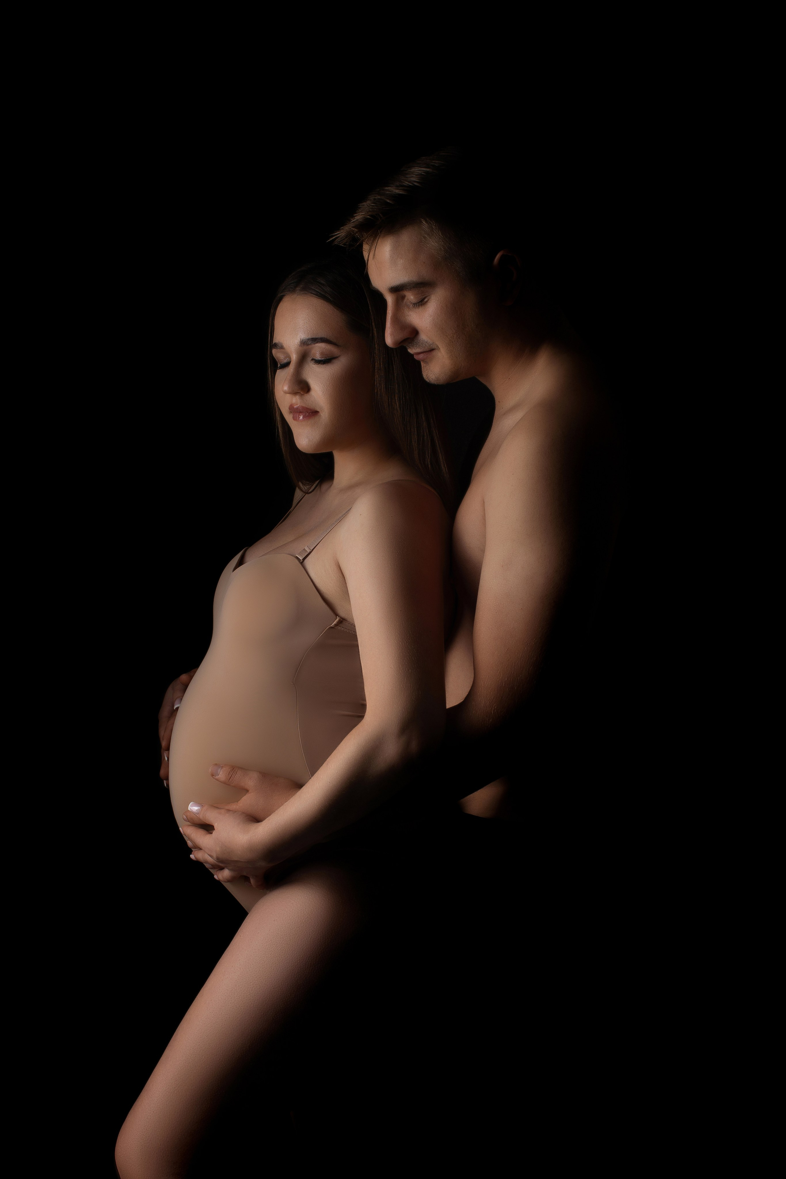 Studiofotografie, Schwangerschaft, Schwangerschaftsshooting, Fotoshooting Babybauch, Babybauchshooting, Osnabrück, Porträt, minimalistisch, schwarz-weiß, Osnabrueck, Fotograf Osnabrück, Fotografin Osnabrück