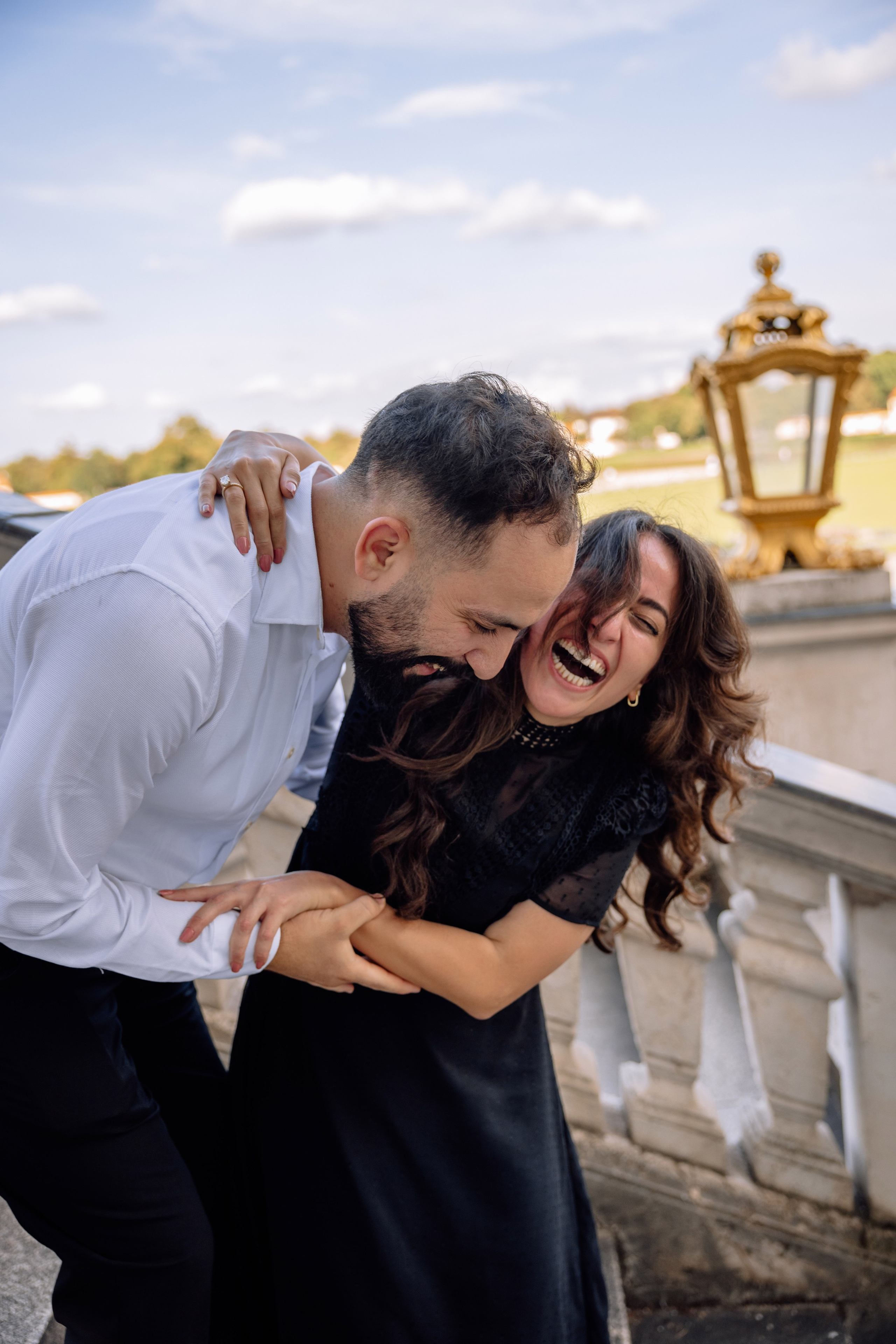 Bräutigam hält Braut im Arm beim Tanzen vor dem Schloss Nymphenburg