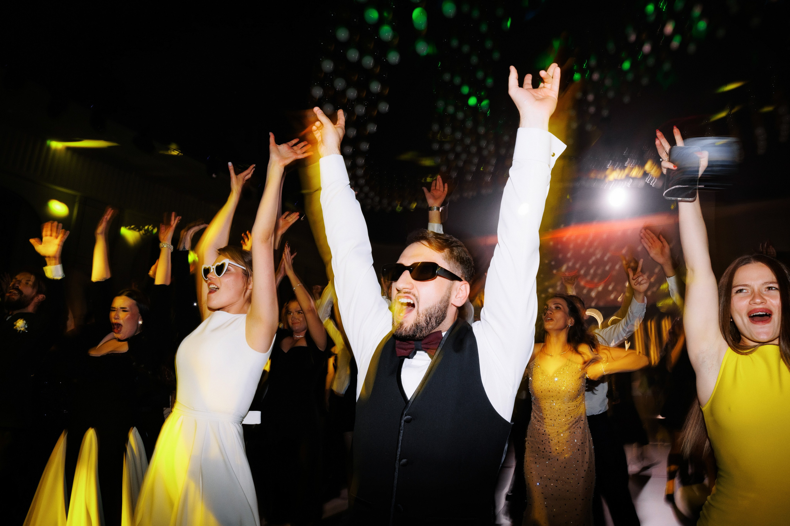 Fotograf profesionist de nuntă, poveste vizuală naturală, momente reale, film photography și digital, Moldova și Europa.