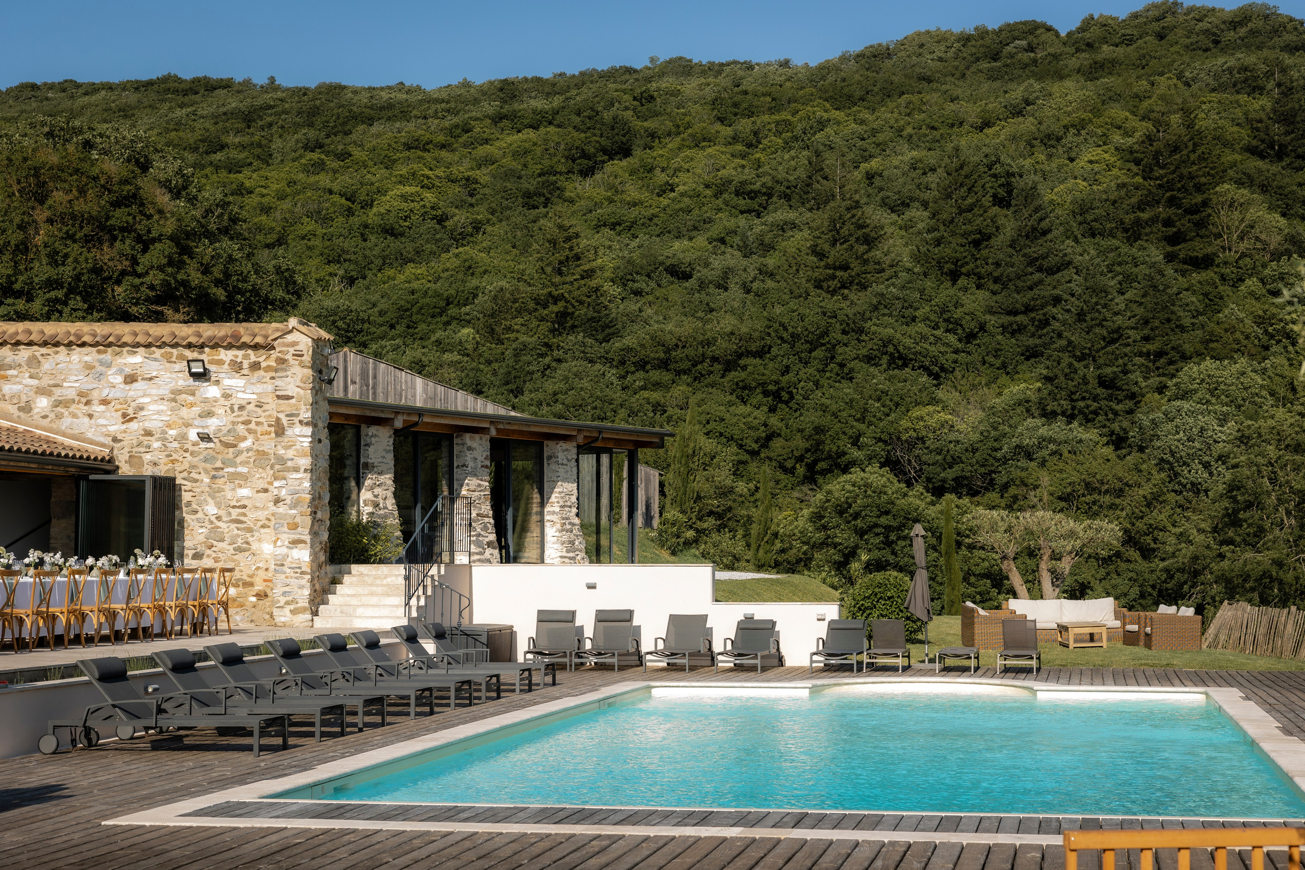 Modern Château Wedding in Occitanie — Domaine de Merlac. Eugénie Smirnova — Wedding & Elopement Photographer in Southwest France