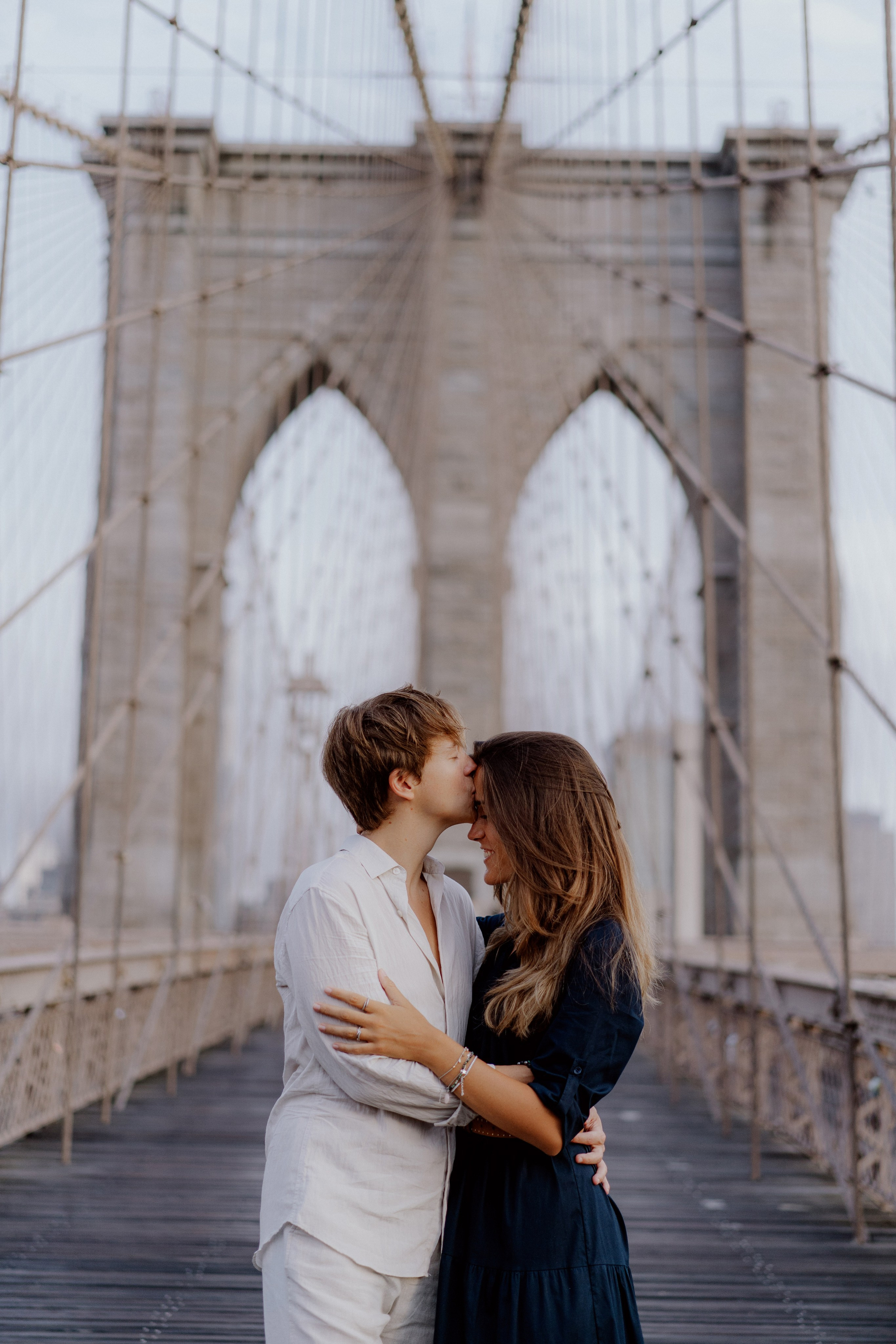Couple in Dumbo and on the Brooklyn Bridge. Videographer and photographer in New York // MAKAROV.VIDEO