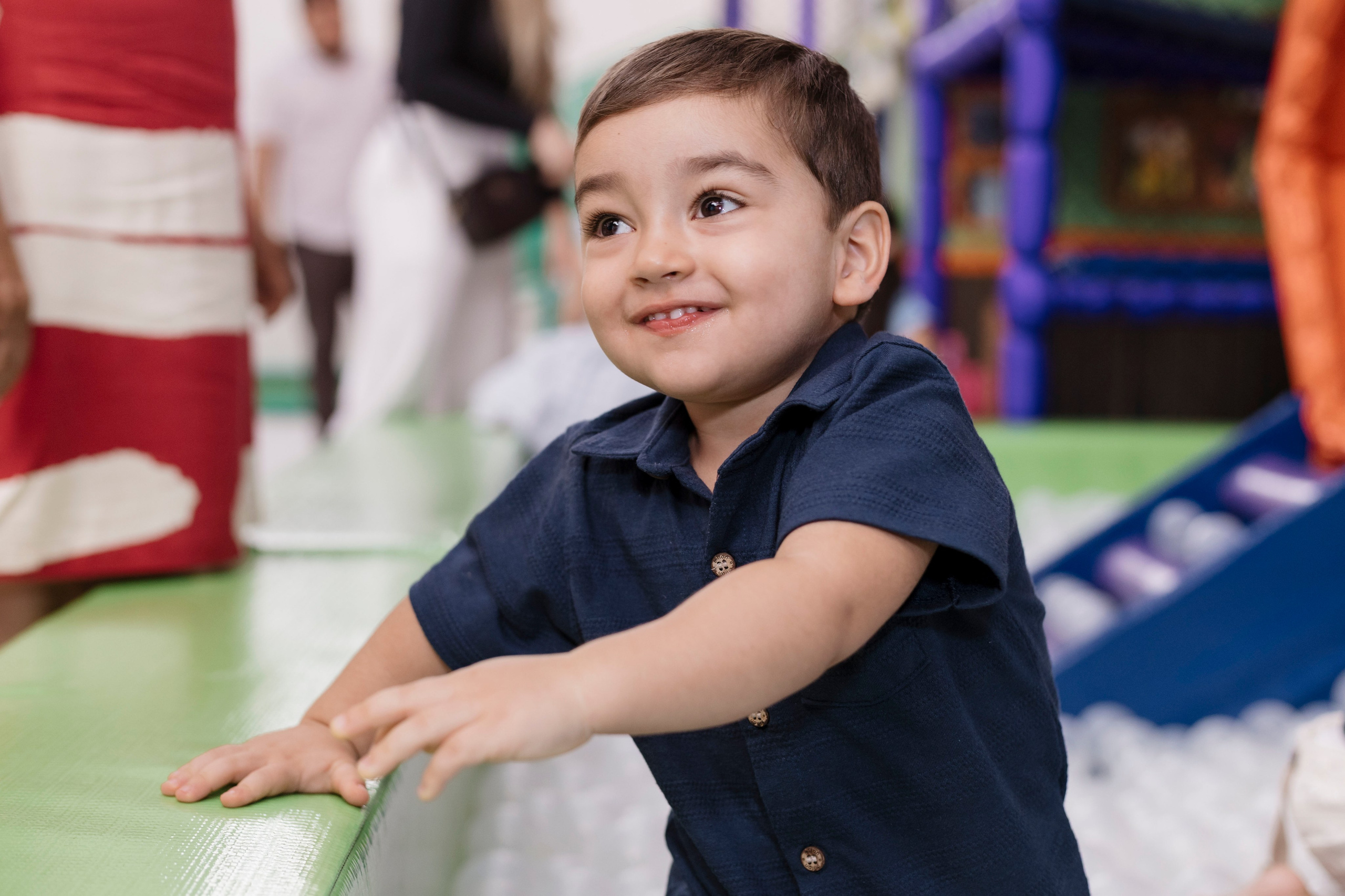 Joaquim sorrindo enquanto participa das brincadeiras da festa