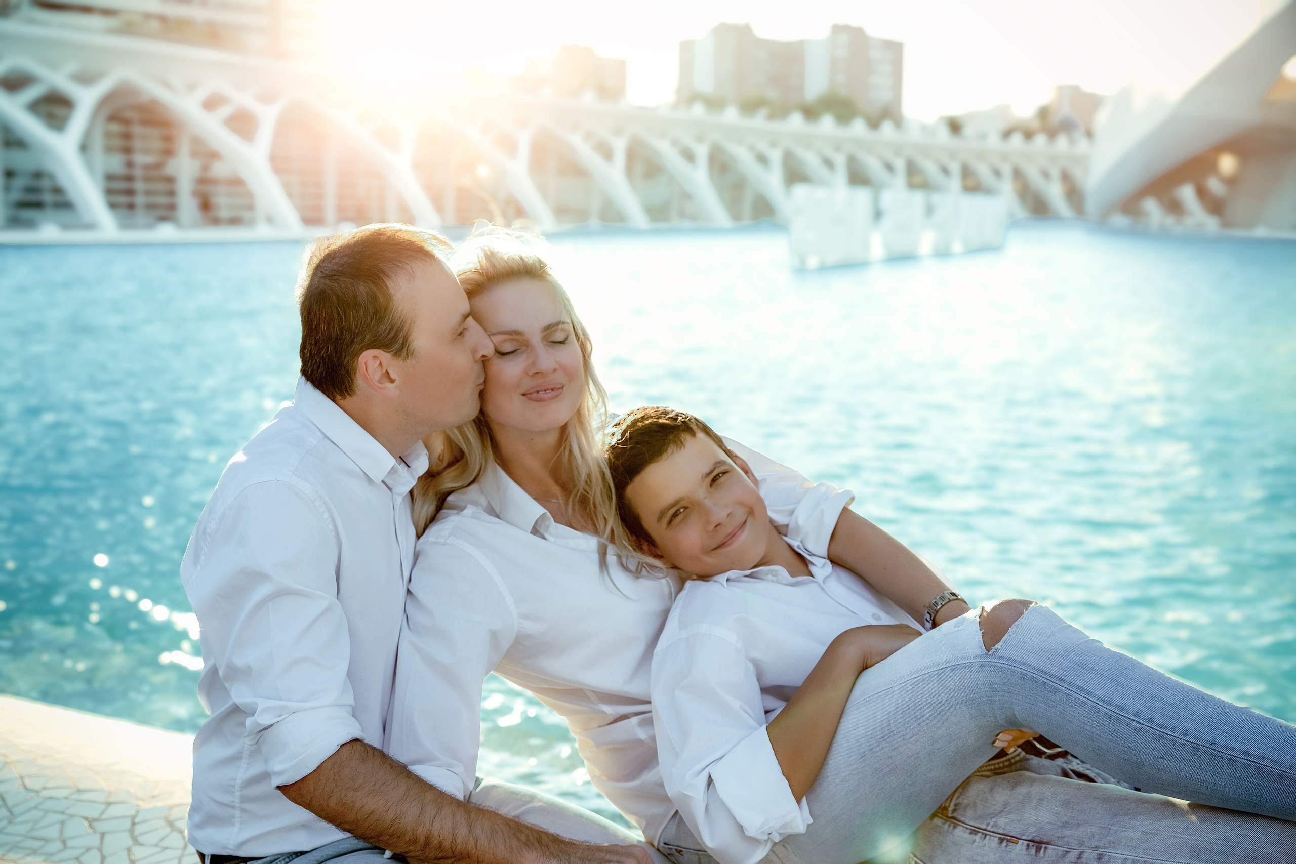 Momento familiar con luz dorada junto al agua durante una sesión al atardecer en Valencia, España. Esta imagen conmovedora captura amor, conexión y alegría — perfecta para quienes buscan sesiones naturales y emocionales en Valencia o en cualquier parte de España.