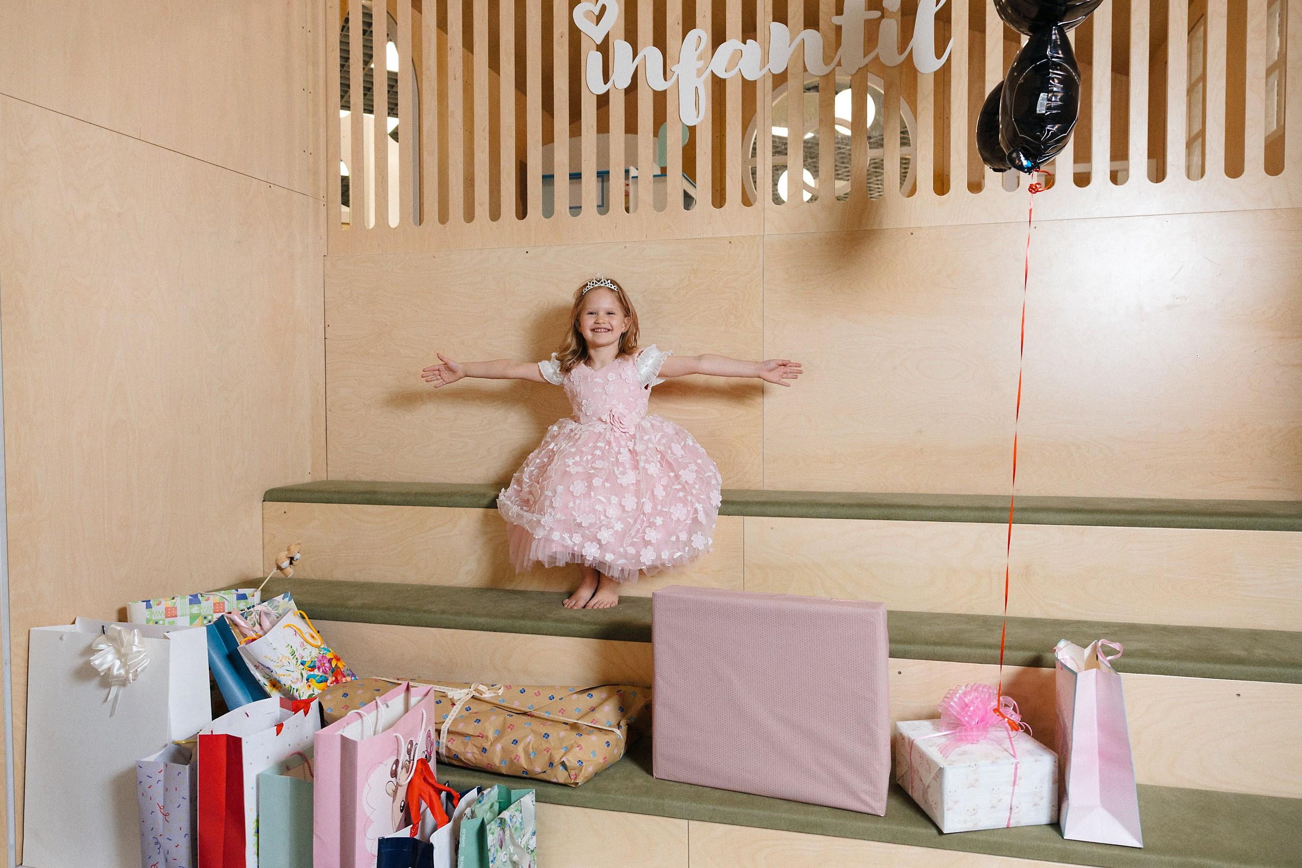 Фотосъёмка детского дня рождения 6 лет — Беззубик, Единорог и волшебная комната с Лабубу. Евгений Тимофеев | Свадебный и контент-фотограф и видеограф в Риге