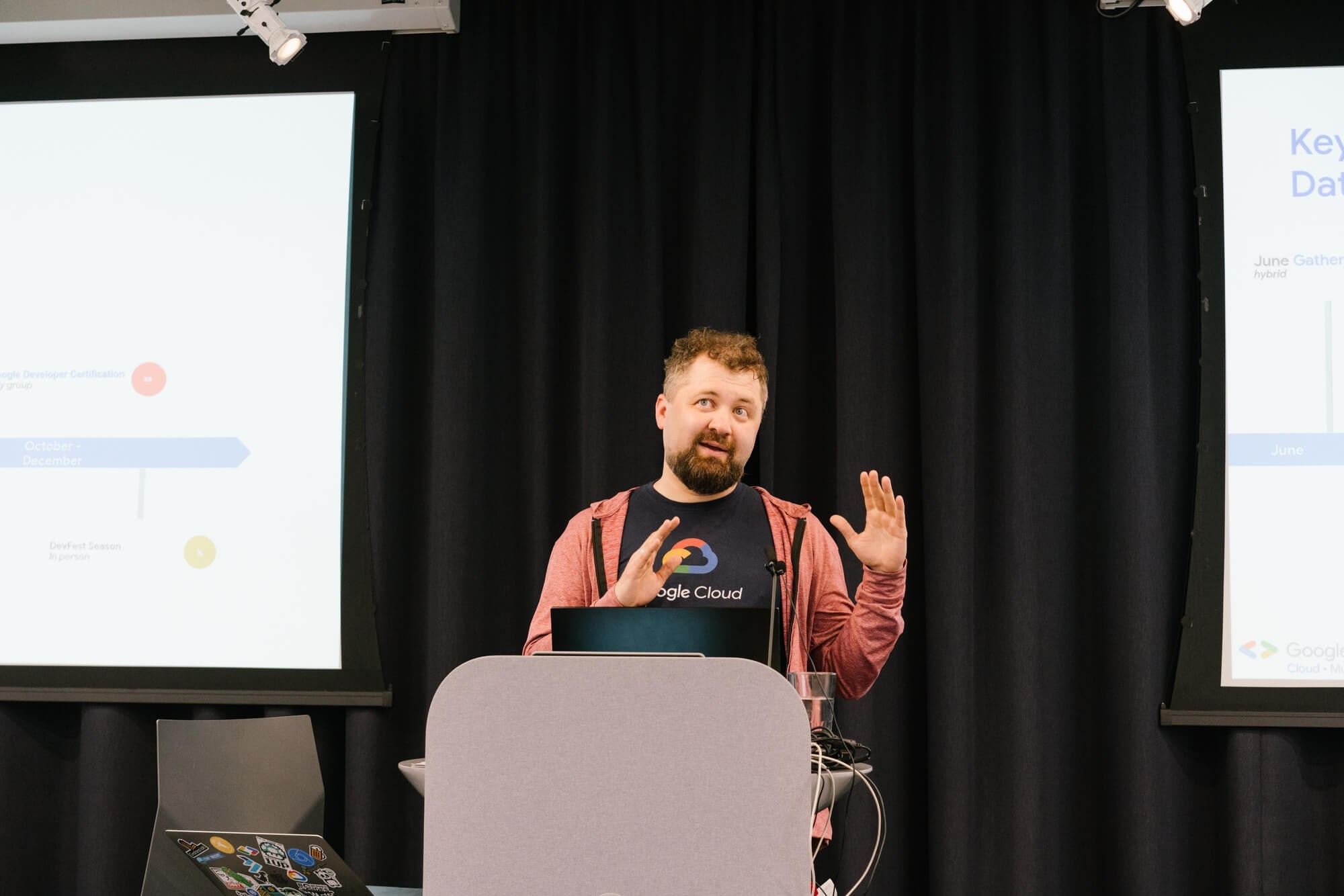 Speaker bei einer Präsentation auf der Bühne eines Business-Events in München