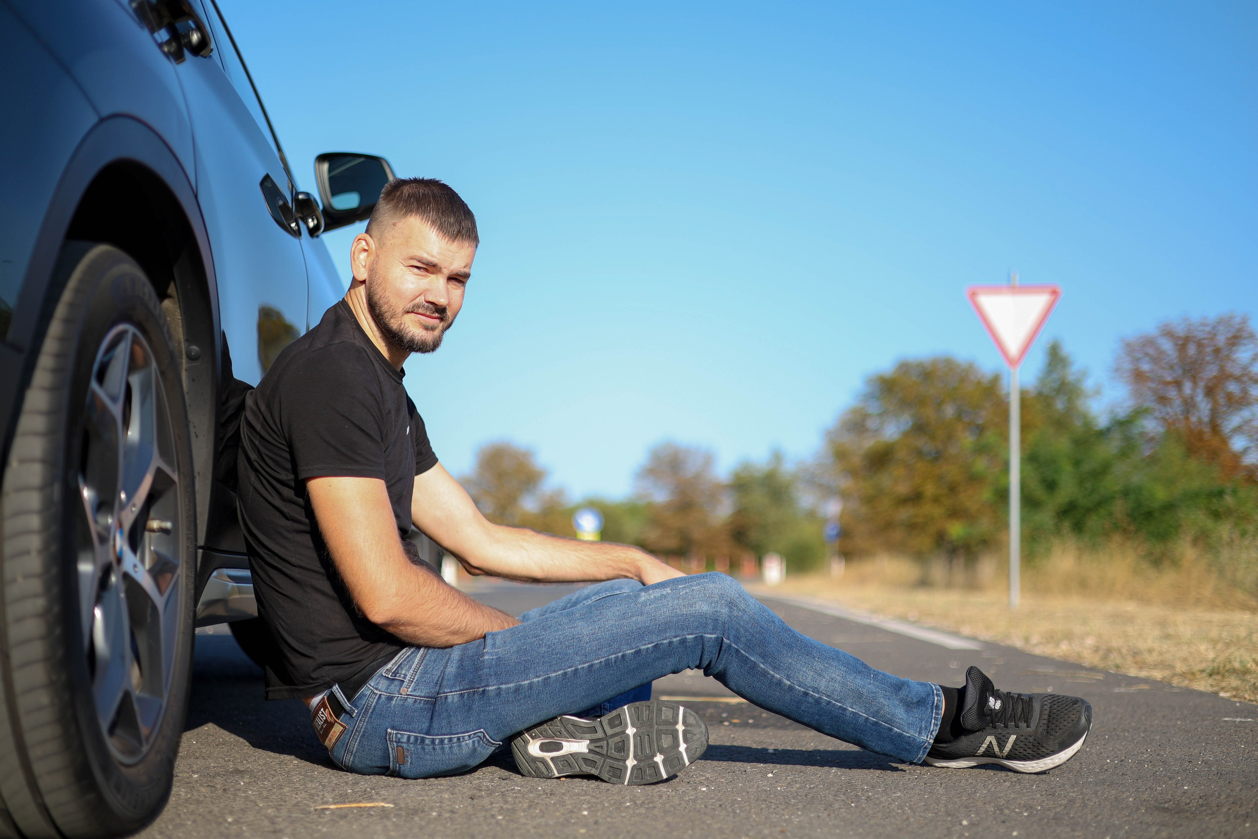  Мужская фотосессия с автомобилем.