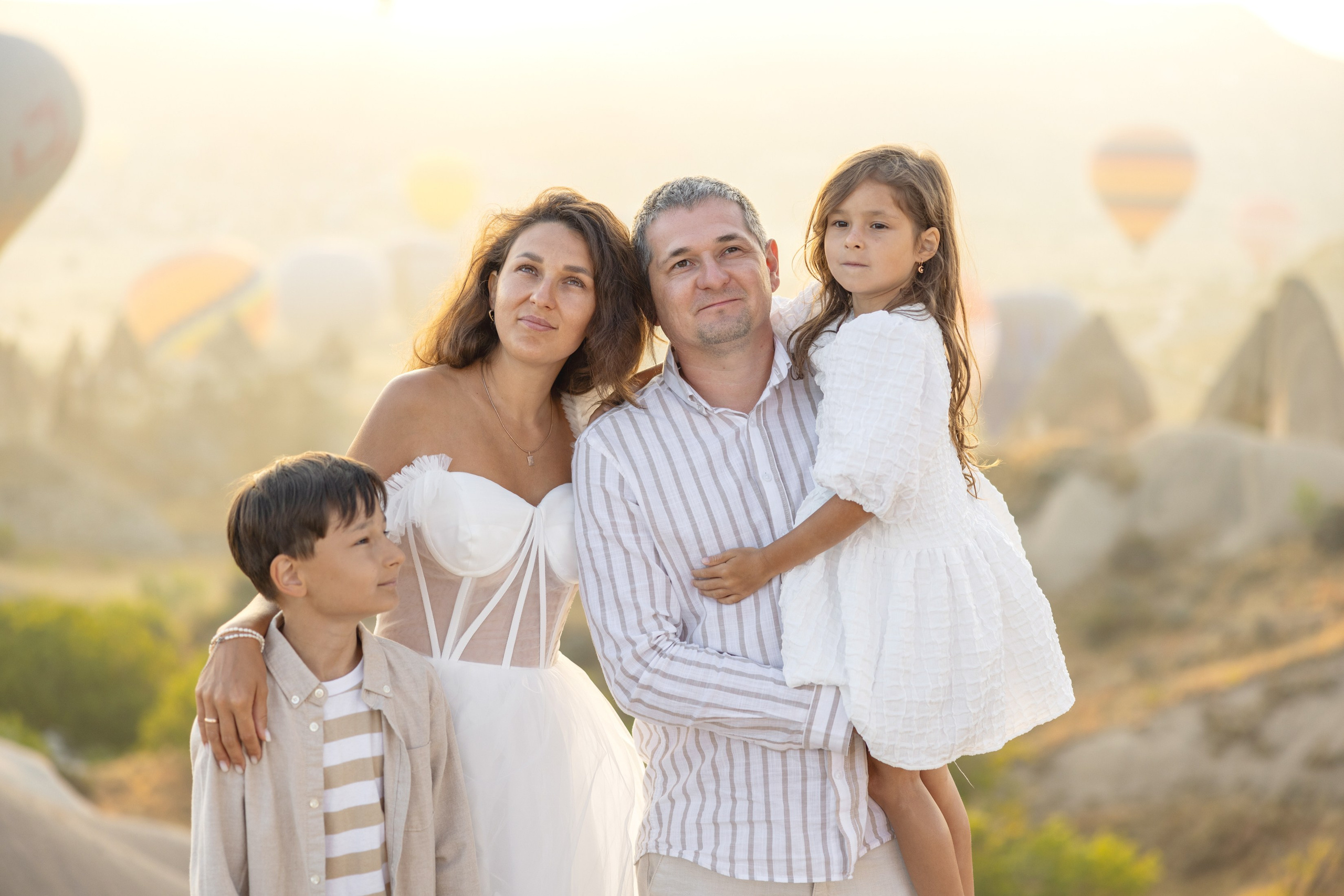 Family Photoshoot at Sunrise with Cappadocia’s Hot Air Balloons. Julia Ganch I Fashion Wedding Photography I Cappadocia Turkey