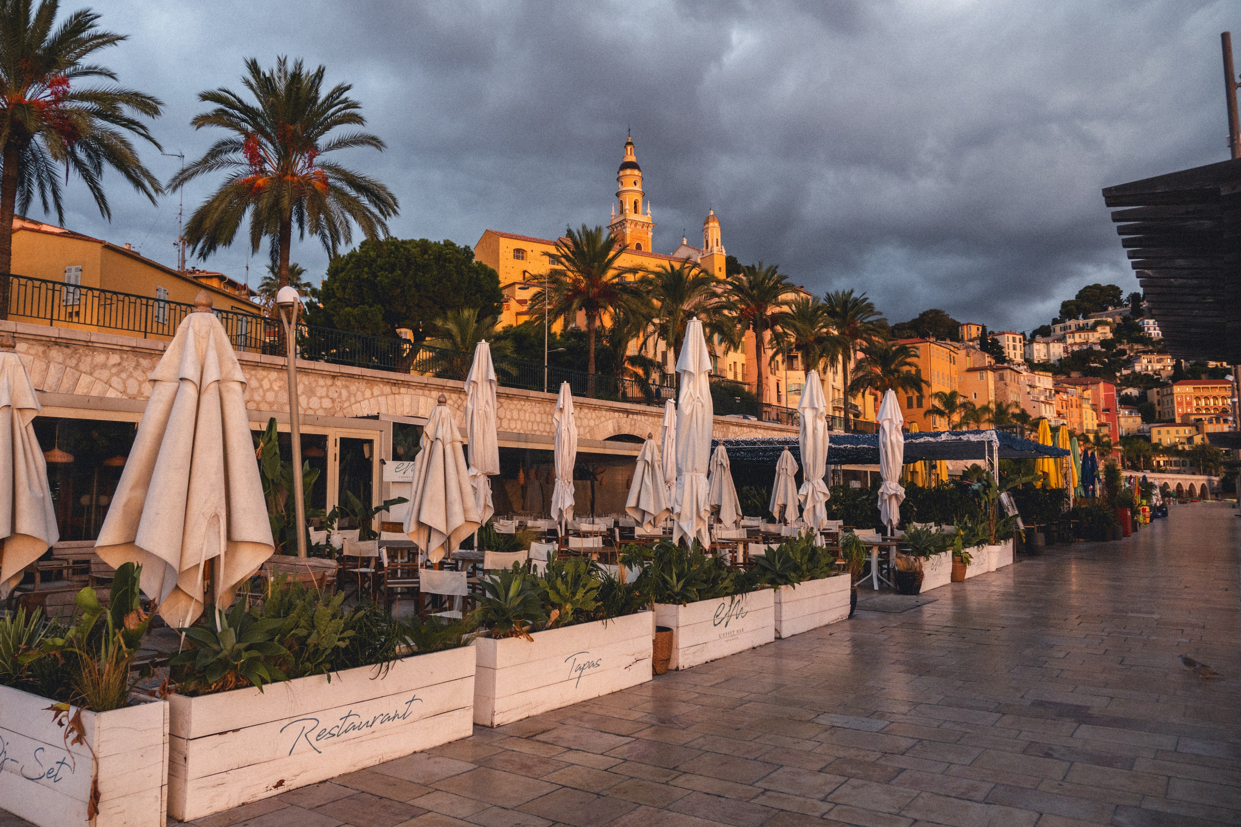Lever de soleil à Menton. Photographe sur Cote d’Azur. Portraits de familles, couples, enfants, événements