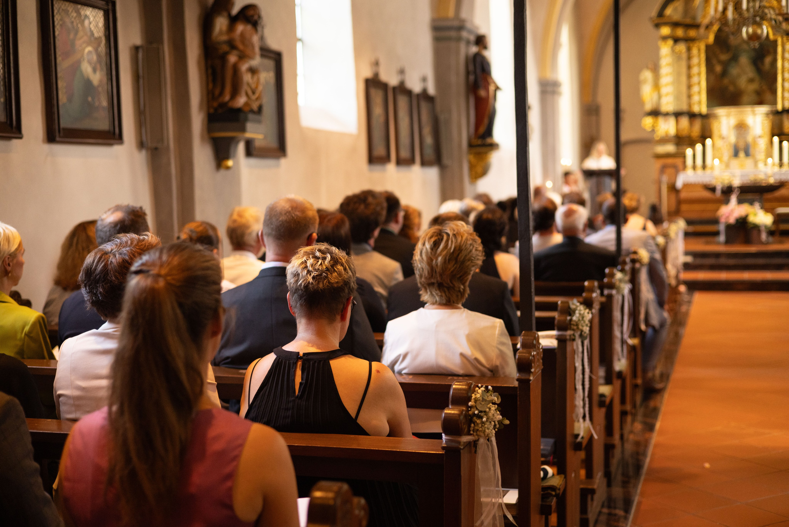 Gruppenfoto vor der Kirche in Bippen: Familie und Freunde des Brautpaares bei der Hochzeit.“