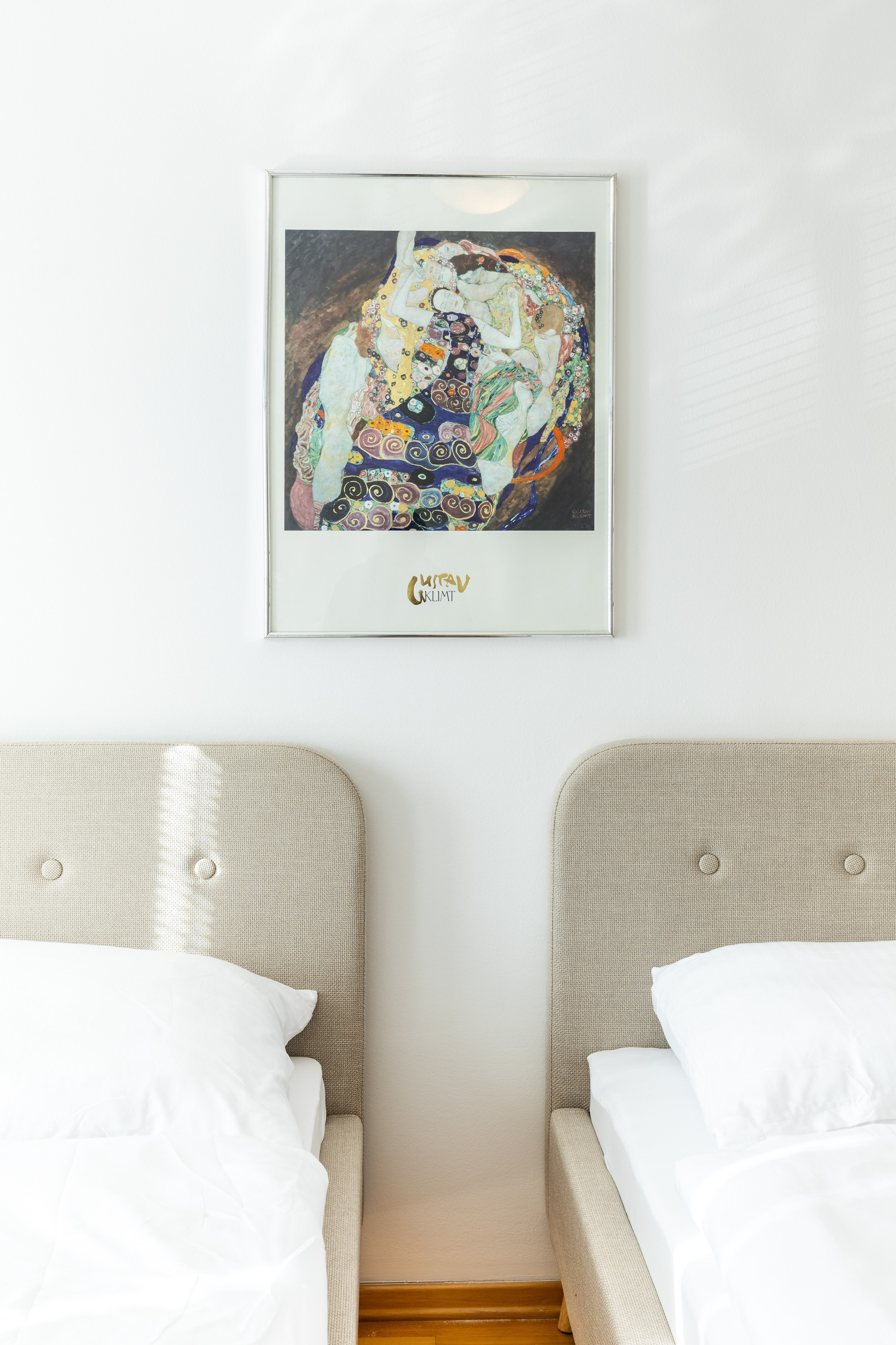 Fotografija modernog i svijetlog apartmana u Starom Gradu Sarajeva, prikaz interijera sa detaljima namještaja, prirodnim osvjetljenjem i funkcionalnim rasporedom prostorija.