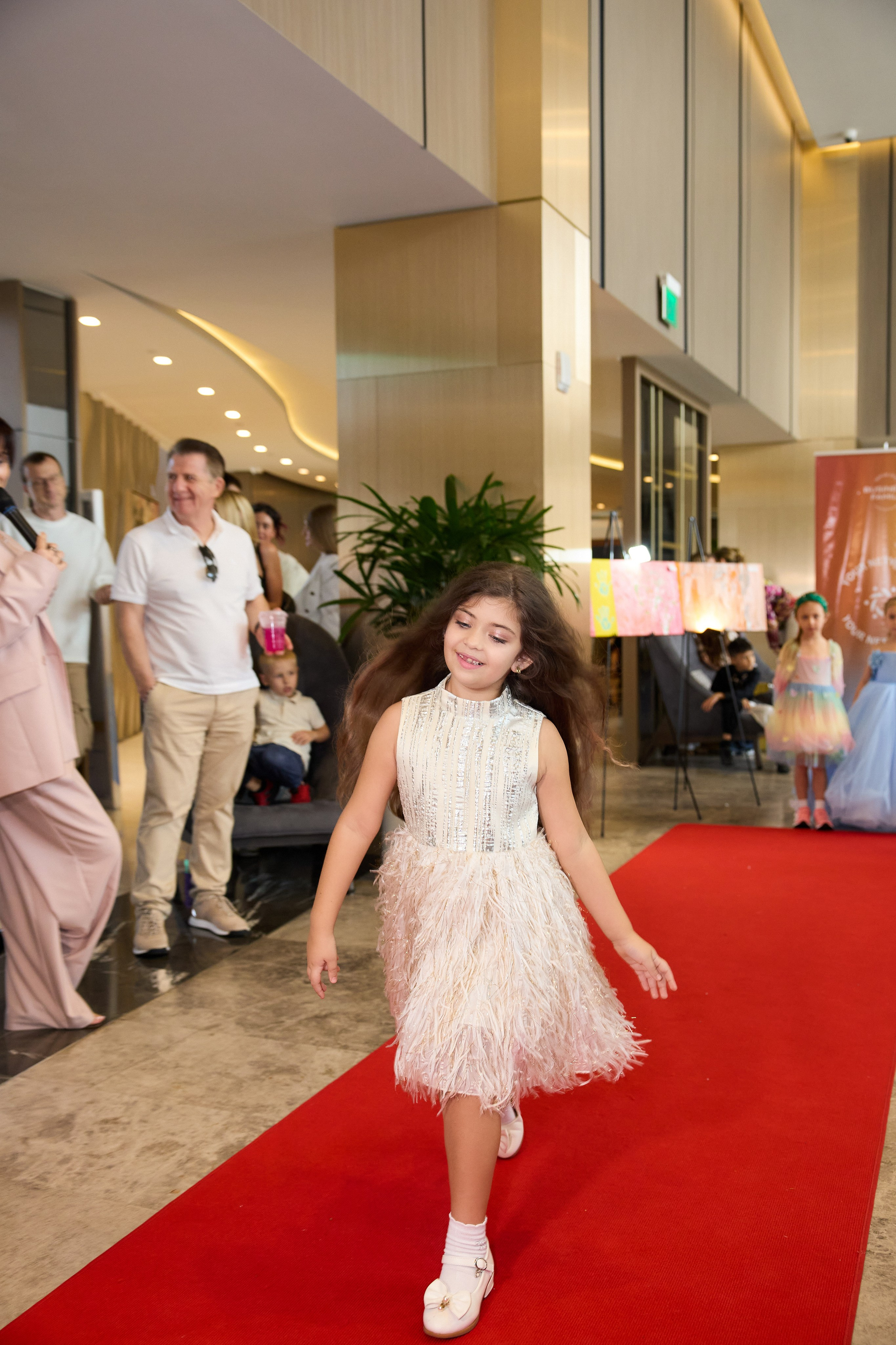 Авторская благотворительная художественная выставка Дианы Бортник. Фотограф Юлия Маковеева