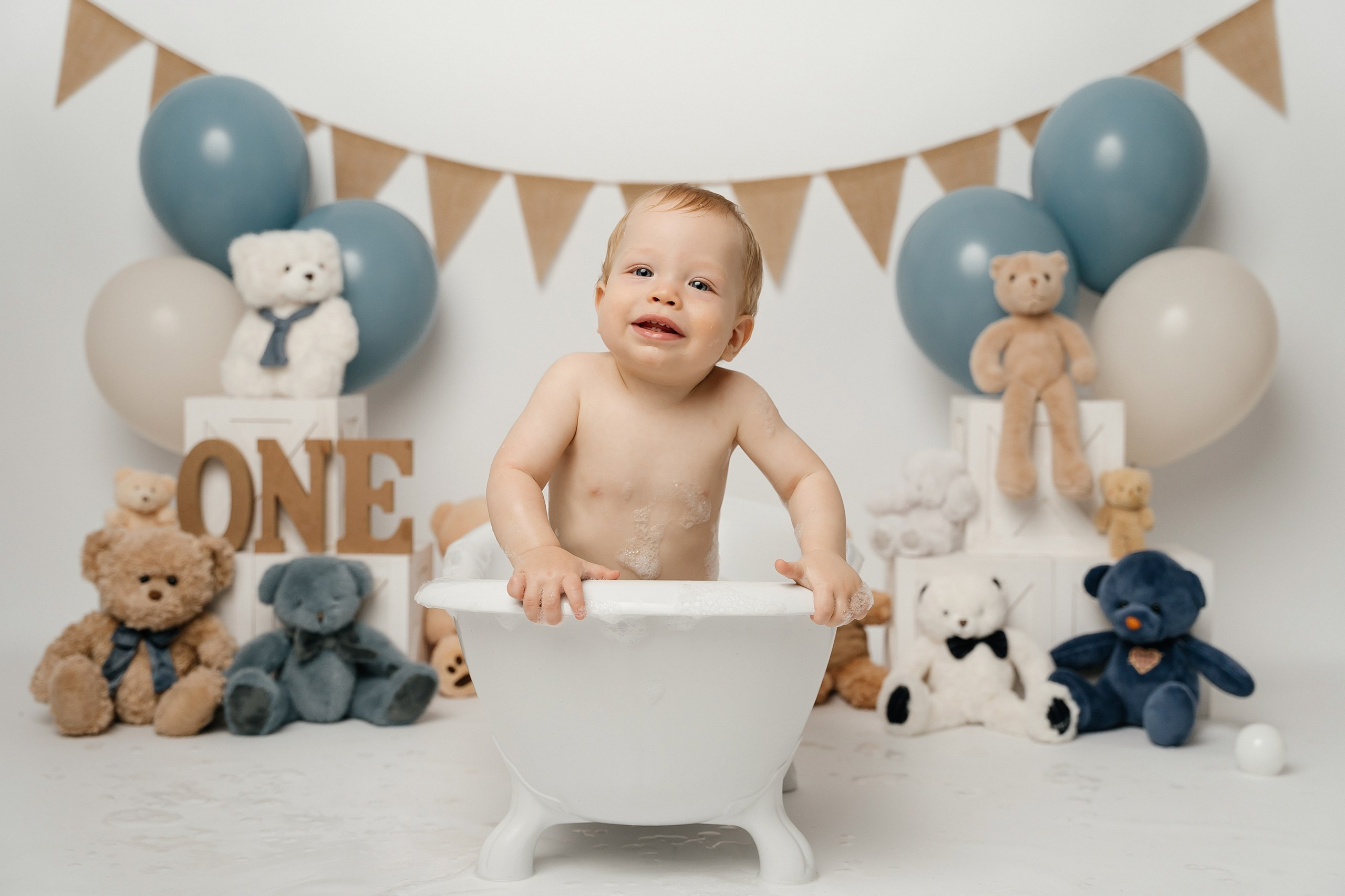 First birthday cake smash session. Newborn and family photographer. Hills District. Sydney