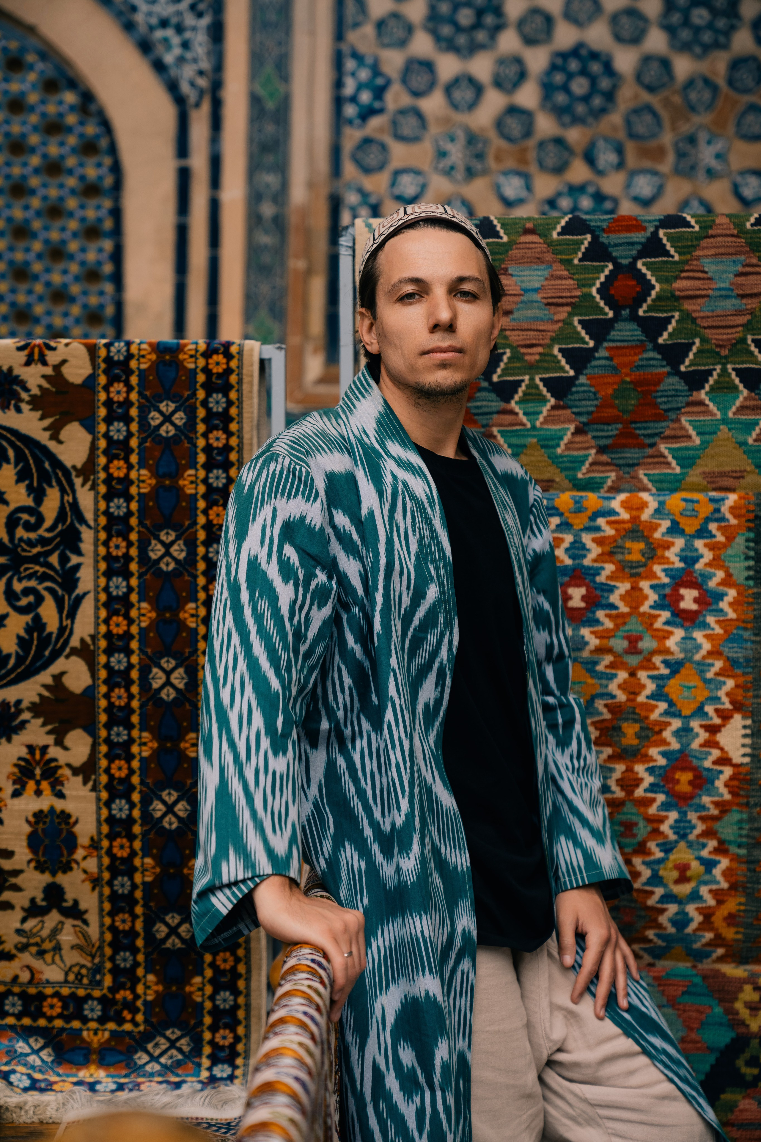 Кадр любви в историческом центре Самарканда, узбекские костюмы.