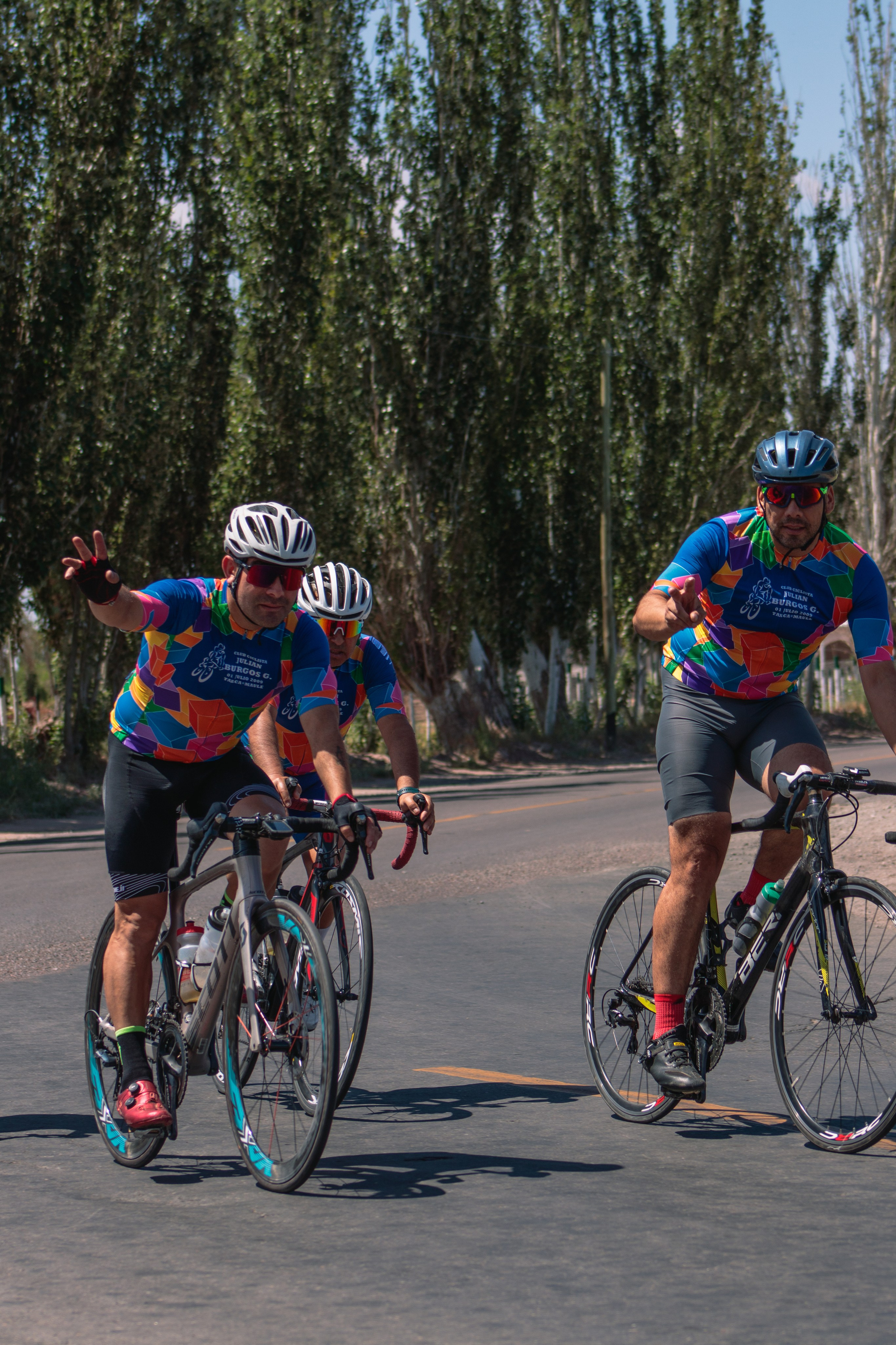 fotos de grupo en una bicicleta