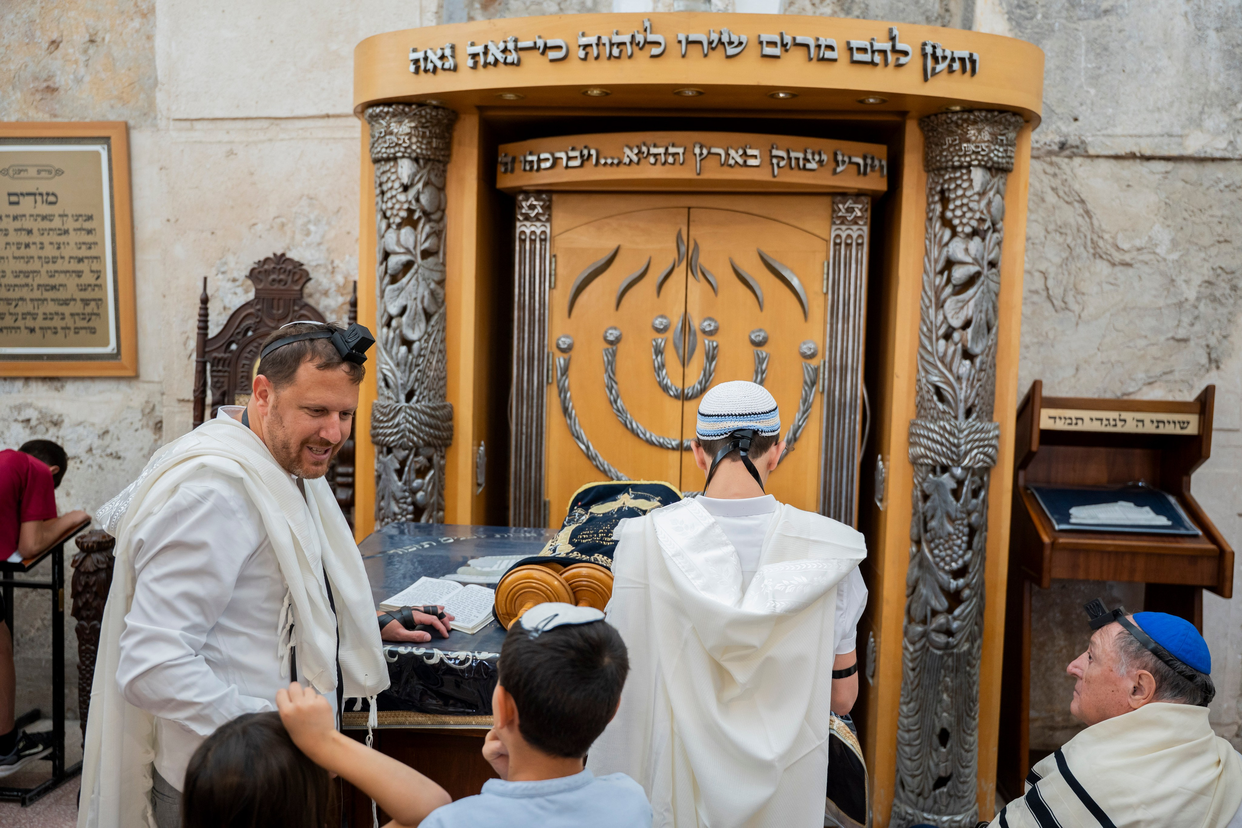 הנחת התפילין רפאל לוי. יוסף מזרחי צילום חתונה, ברית וזוגיות. צלם מקצועי שאוהב להוציא אתכם הכי יפים ברגעים הכי מרגשים