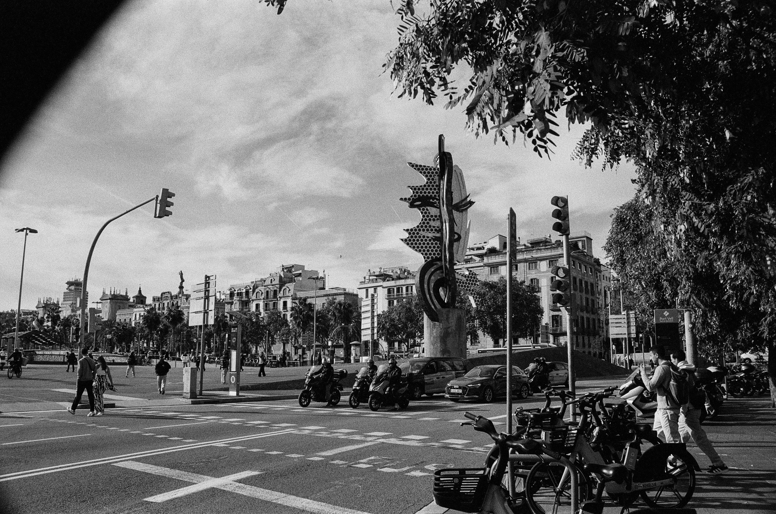 Barcelona — Light, Rhythm and Architecture. Wedding Stories — Professional Wedding Photography & Videography in Germany, Italy, Spain & all across Europe