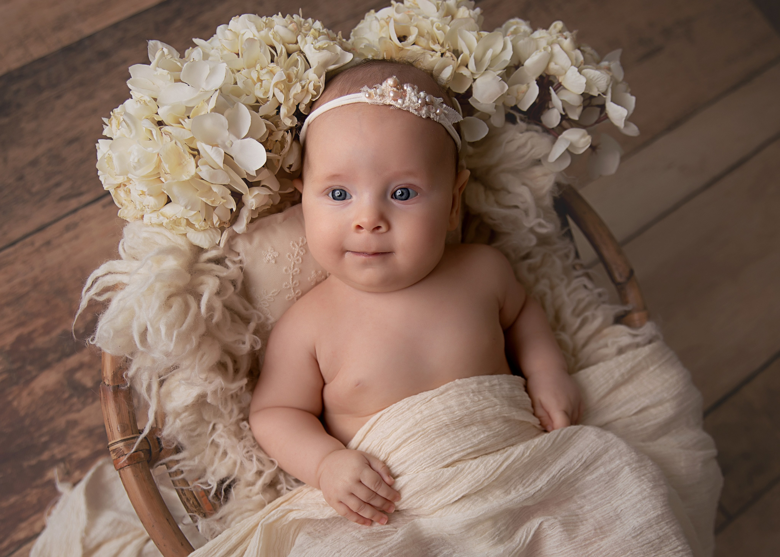 Upplev en oförglömlig fototillfälle i vår studio, där vi fångar er familjs naturliga leenden och kärlek.