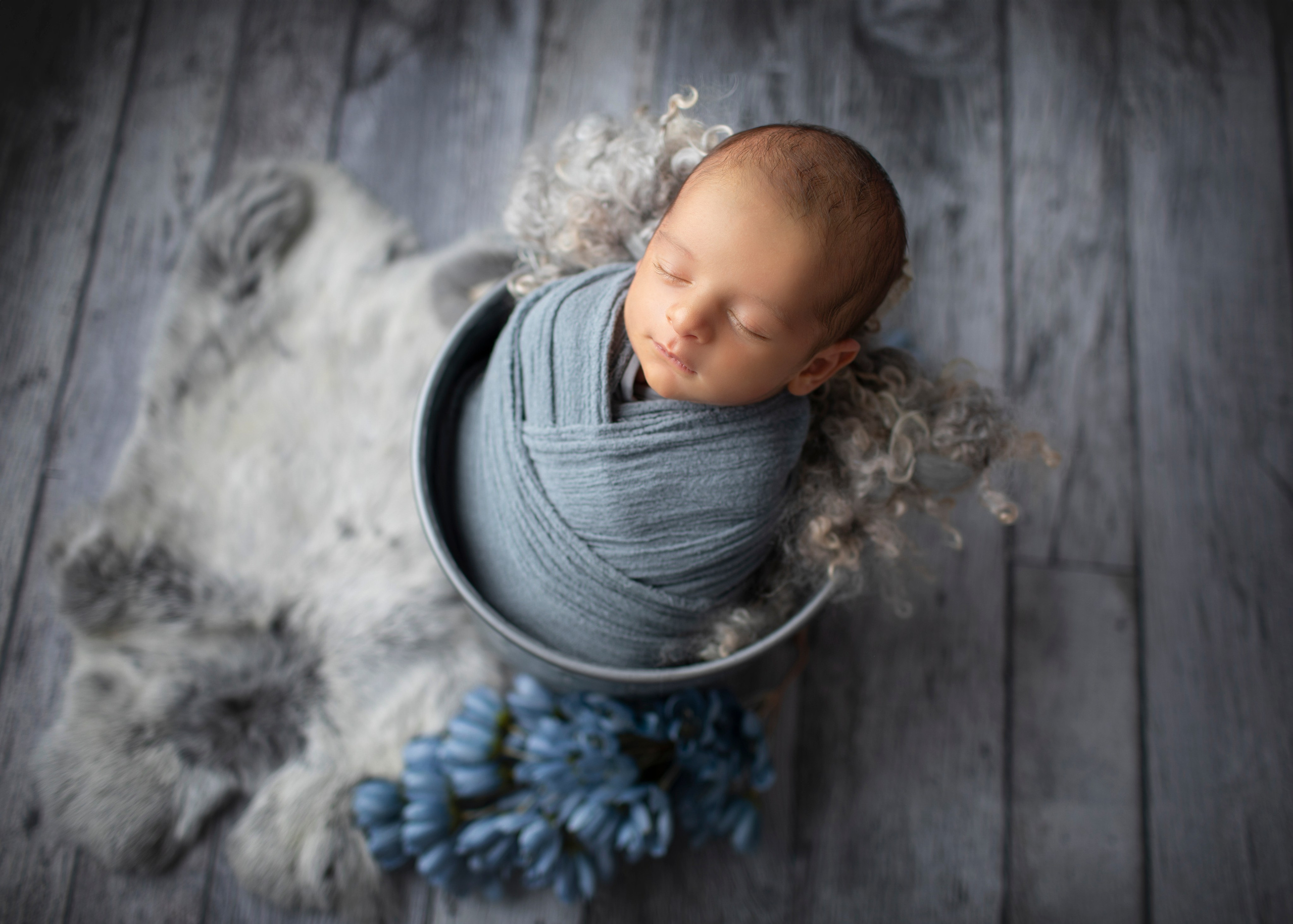 Mamma och bebis delar ett ögonblick av närhet, ett fotografi full av värme.