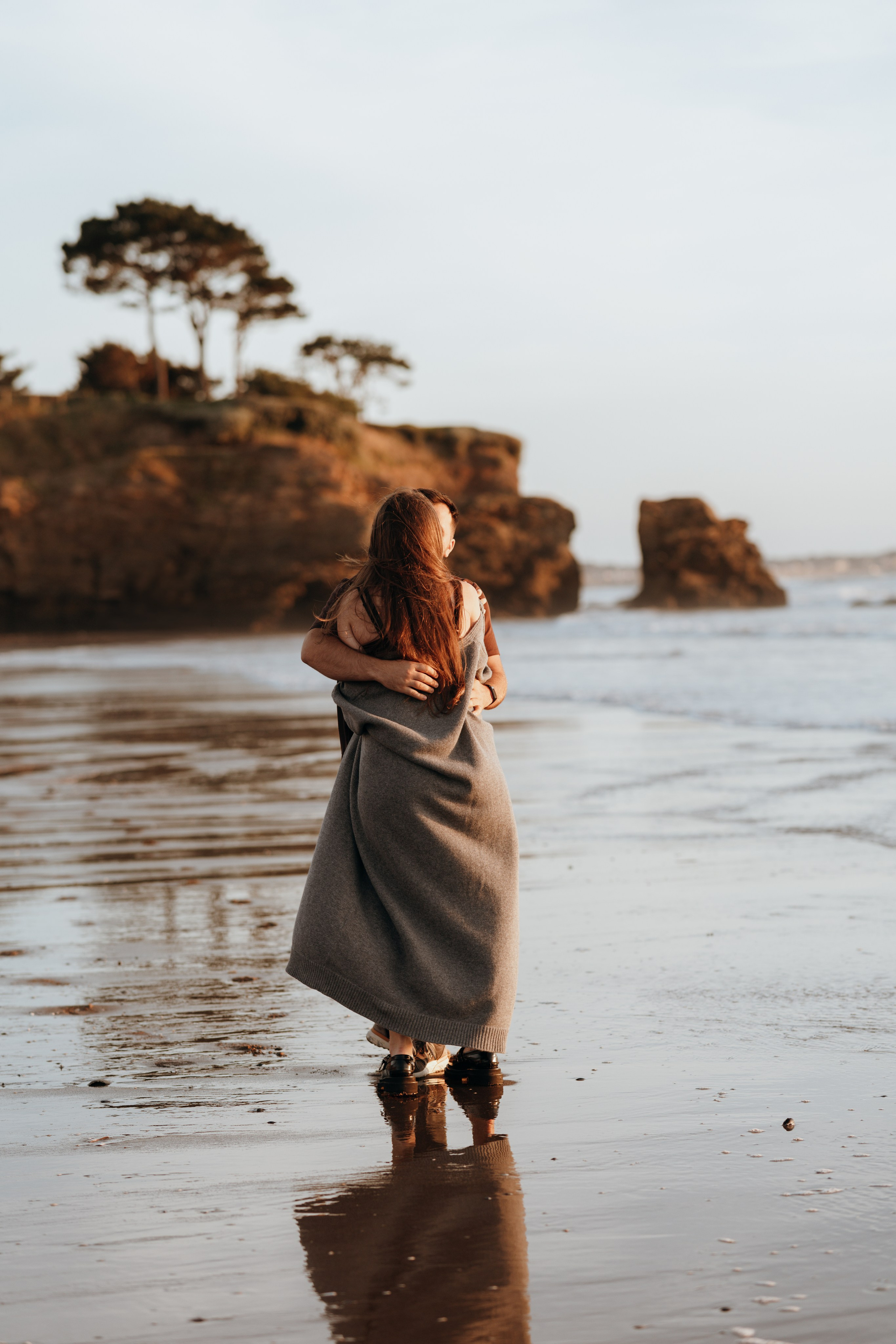Sunset maternity photoshoot. Annah Louwagie — Lifestyle photographer for couples, families & brands | France & worldwide