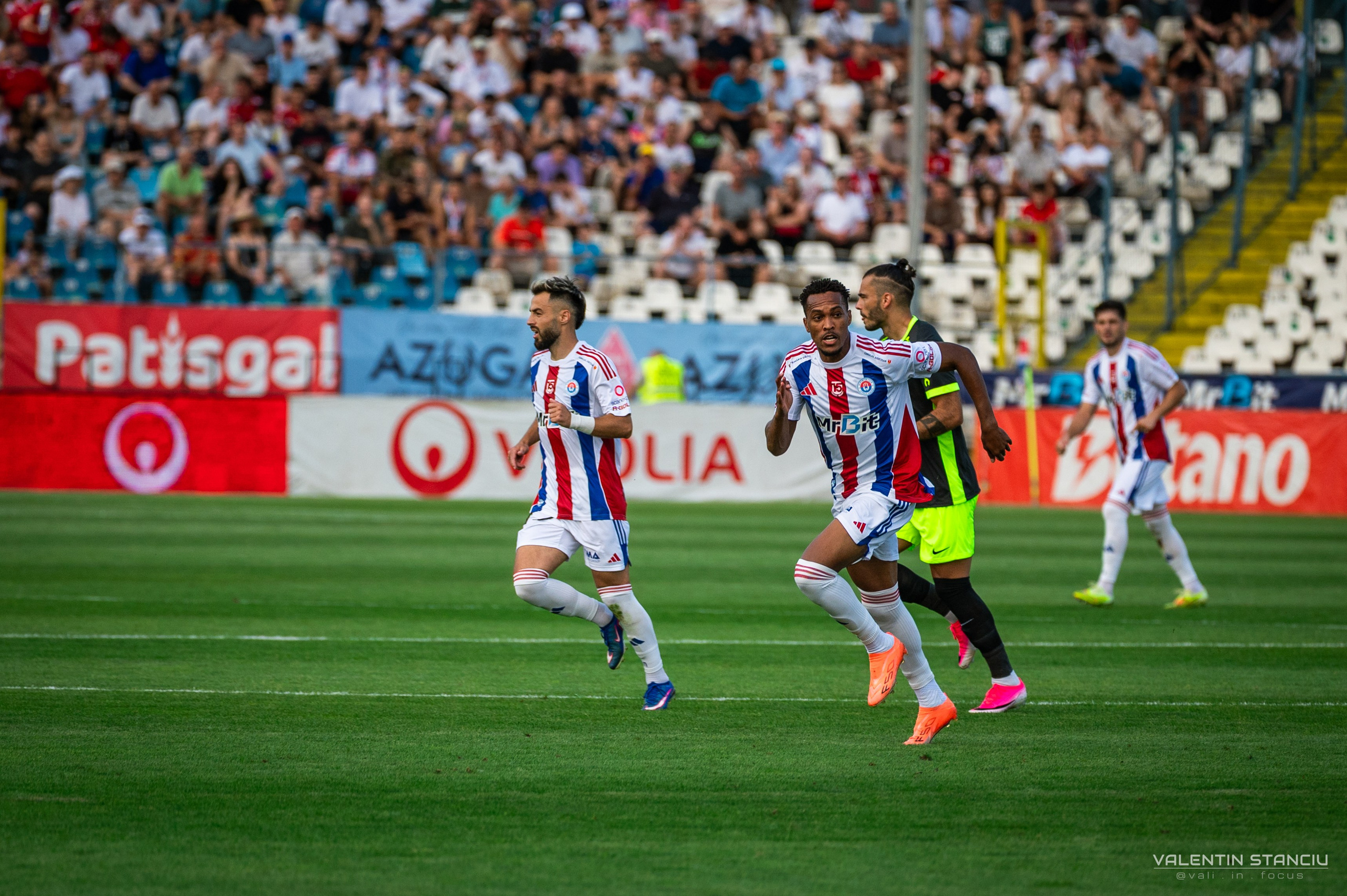 Otelul Galati — CFR Cluj. Fotograf de Sport, Portret, Produs, Corporate, Cultural și Evenimente în Galați | Valentin Stanciu