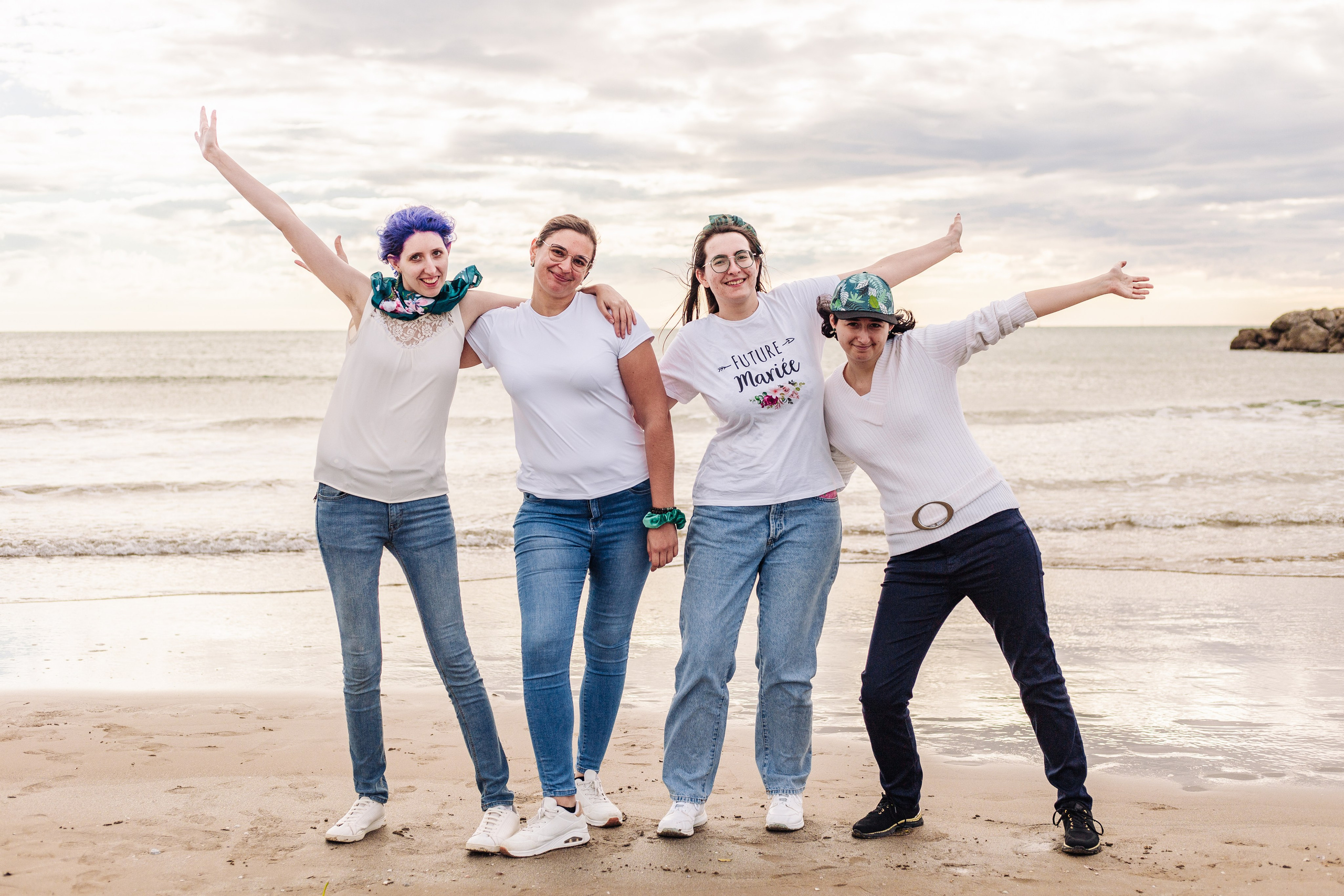 Séance Photo EVJF à Gruissan: Des Souvenirs Inoubliables sur la Plage des Chalets. Photographe professionnelle à Poitiers, Tours et Châtellerault | Studio photo entre Poitiers et Tours – portraits, familles, entreprises, ma