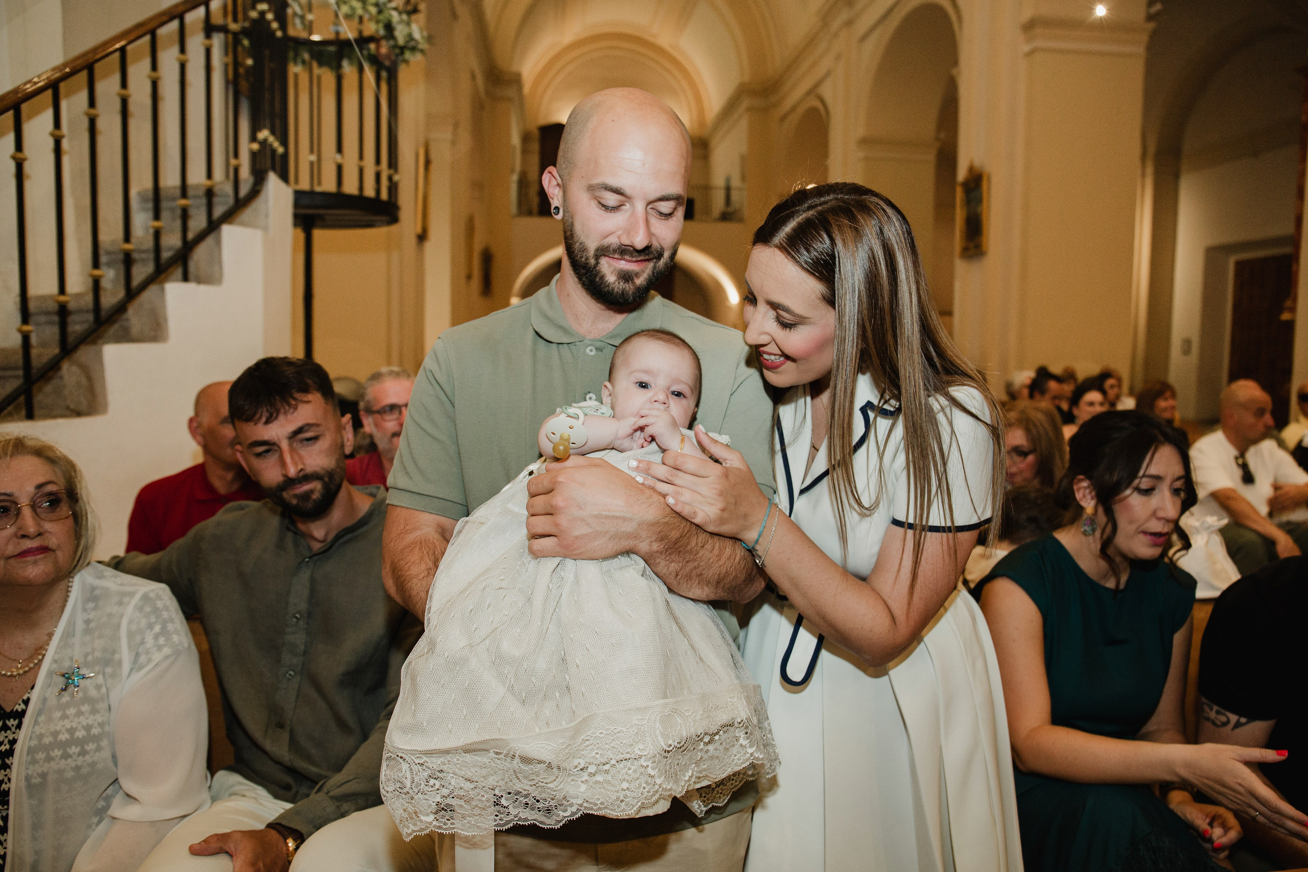 Retrato de bebé con traje de bautizo en estudio fotográfico Rainbox, Torrejón de Ardoz