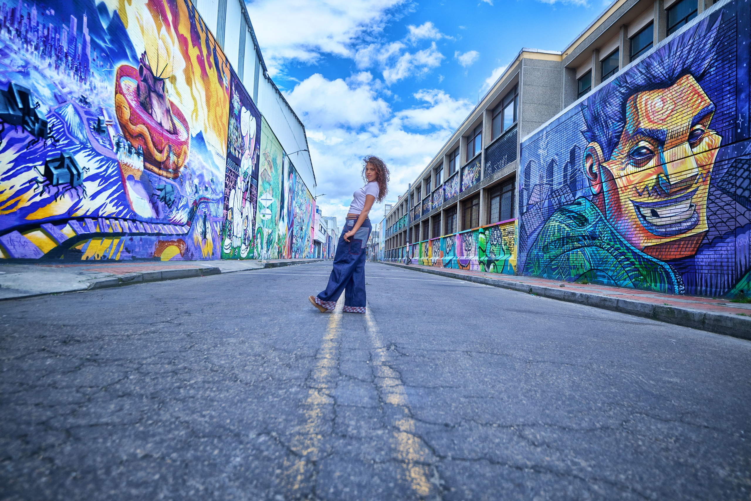 Composición urbana de Ivanna integrándose con el arte mural para su book de 15.