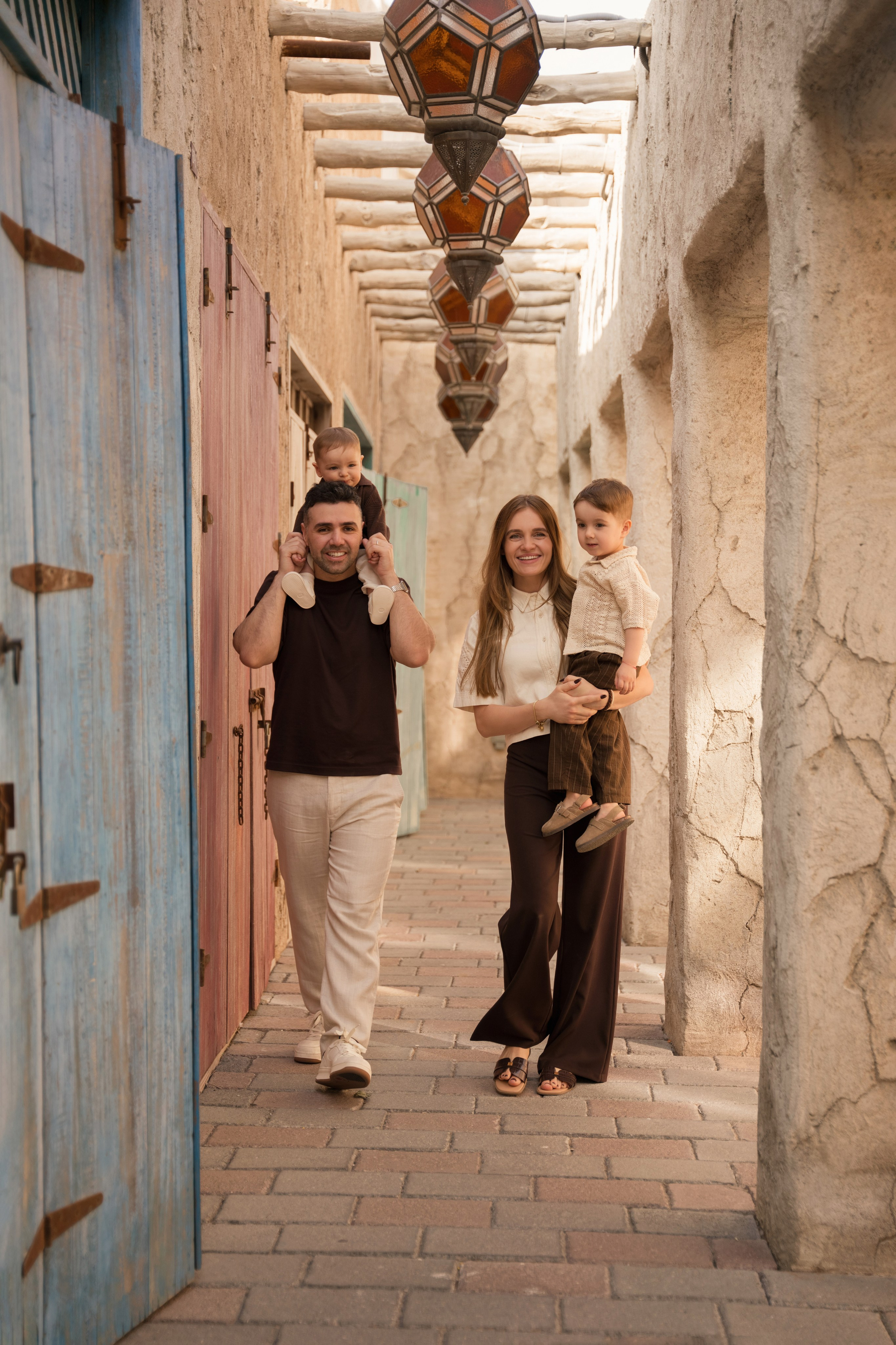Old Town walk. Angela Iakovleva — Family Photographer in Dubai