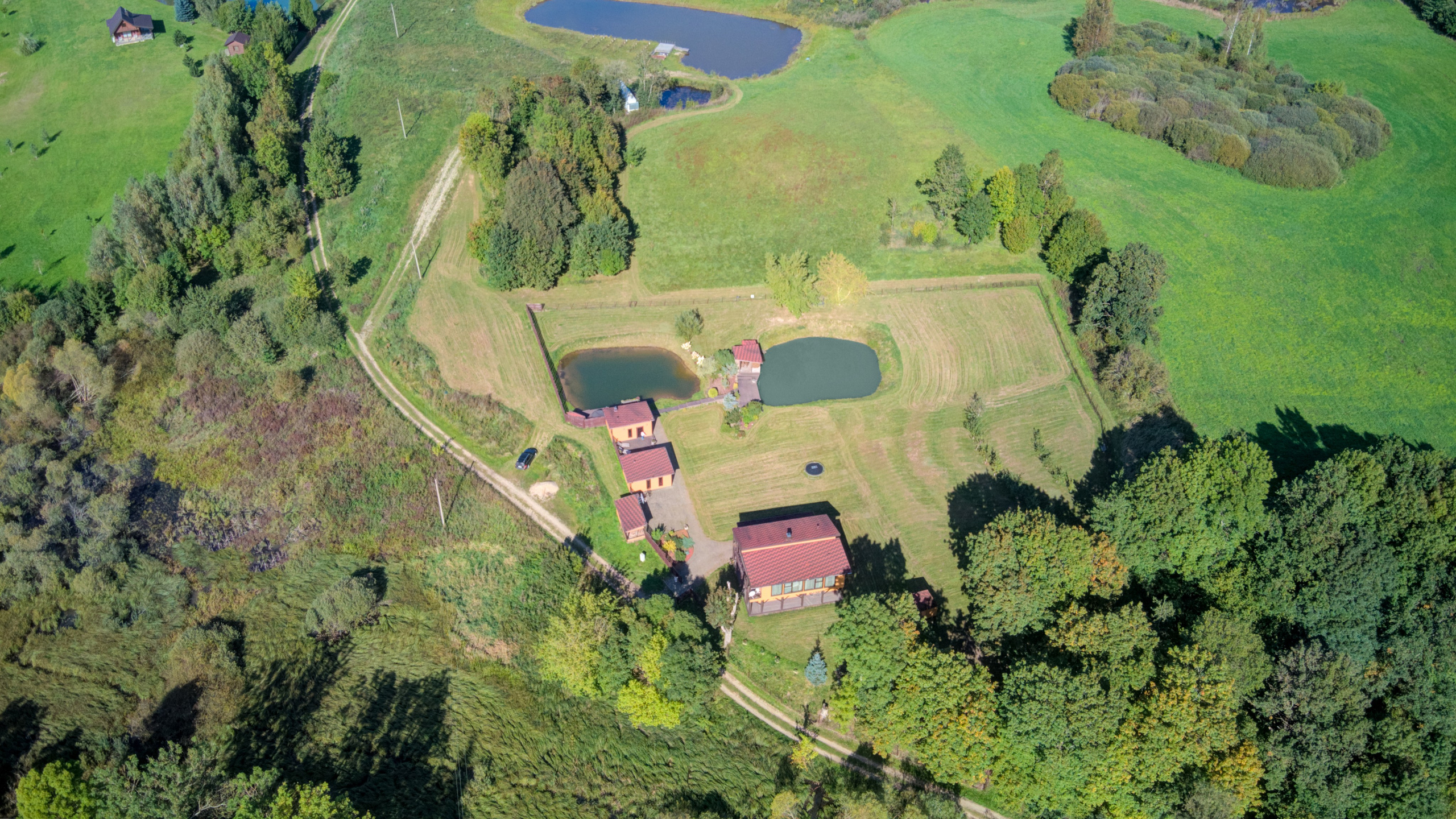 Sadyba Vinliaus r. prie ežero. Elina Sapiega fotografė Vilniuje