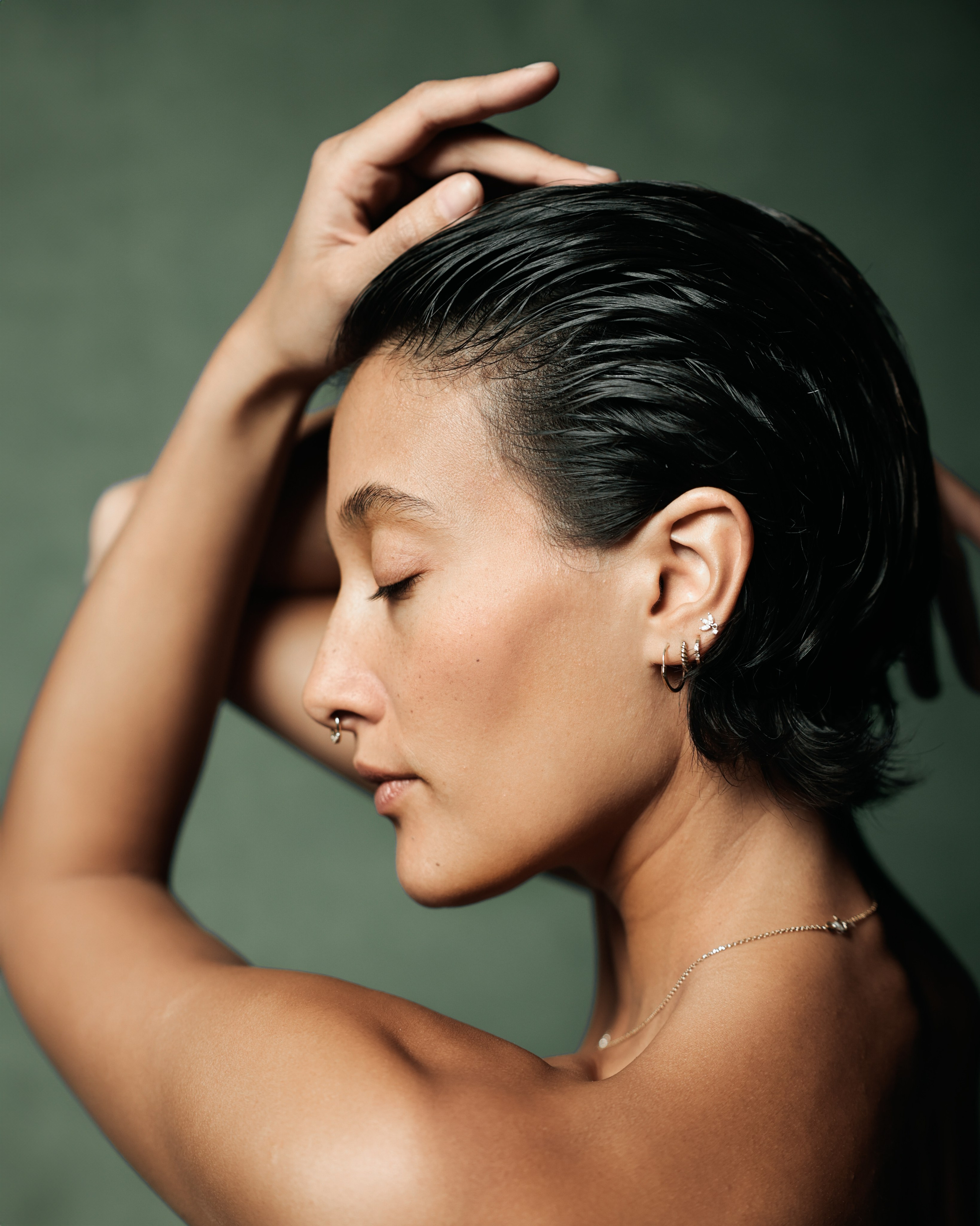 Nahaufnahme einer Tänzerin mit nassen Haaren – sinnlich & ruhig