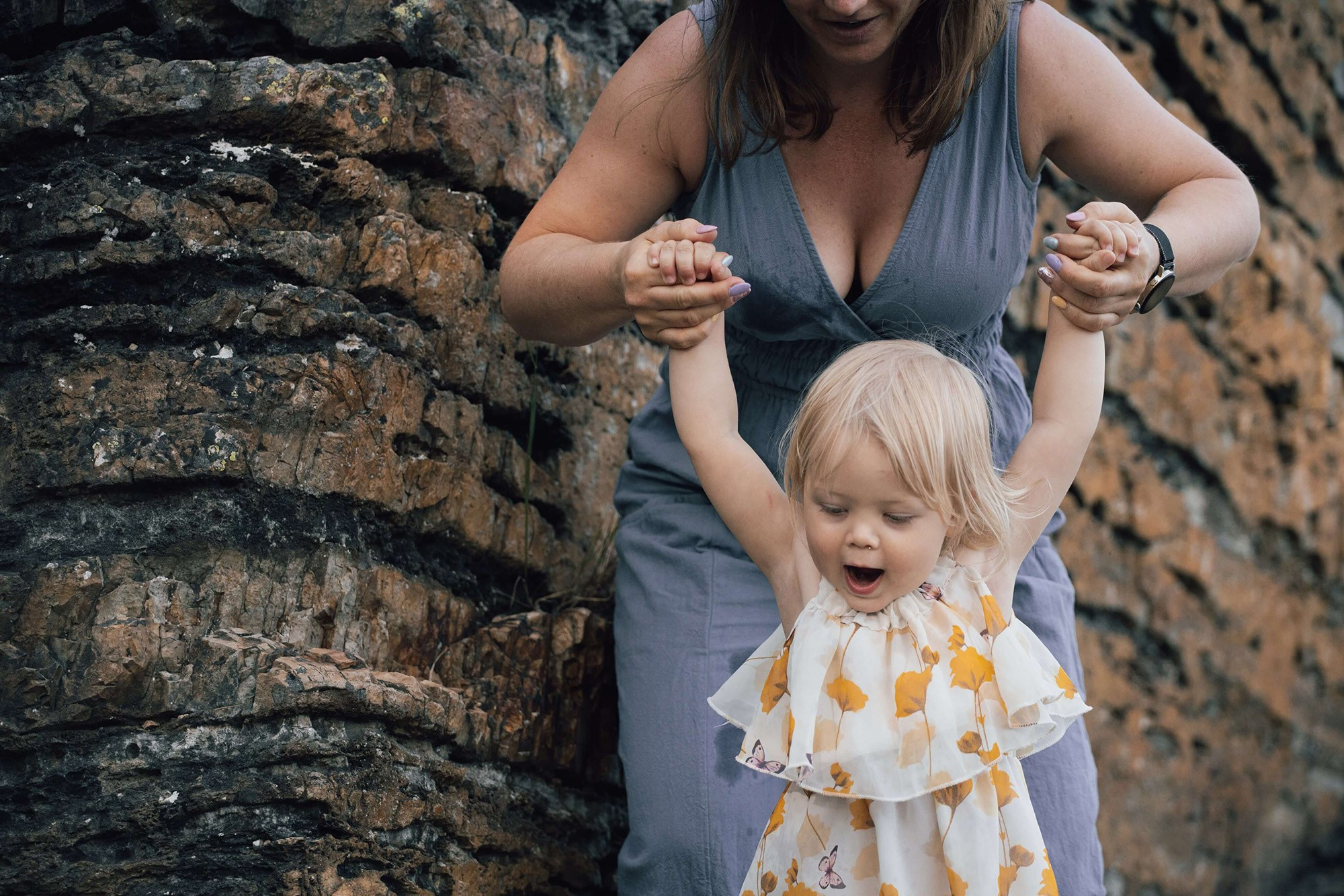 MOr og datter ved vannet.