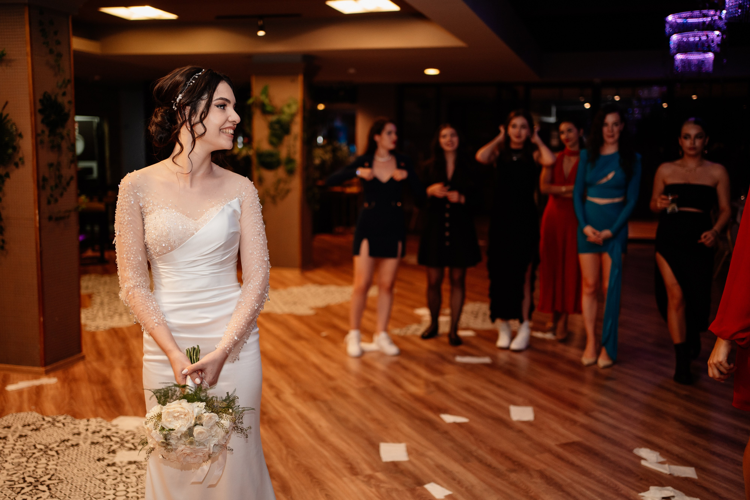 Moment emoționant între miri în ziua nunții, surprins într-un cadru natural și romantic, la Drobeta Turnu Severin. Fotografie de nuntă profesională, editată artistic pentru a evidenția emoția și eleganța evenimentului.