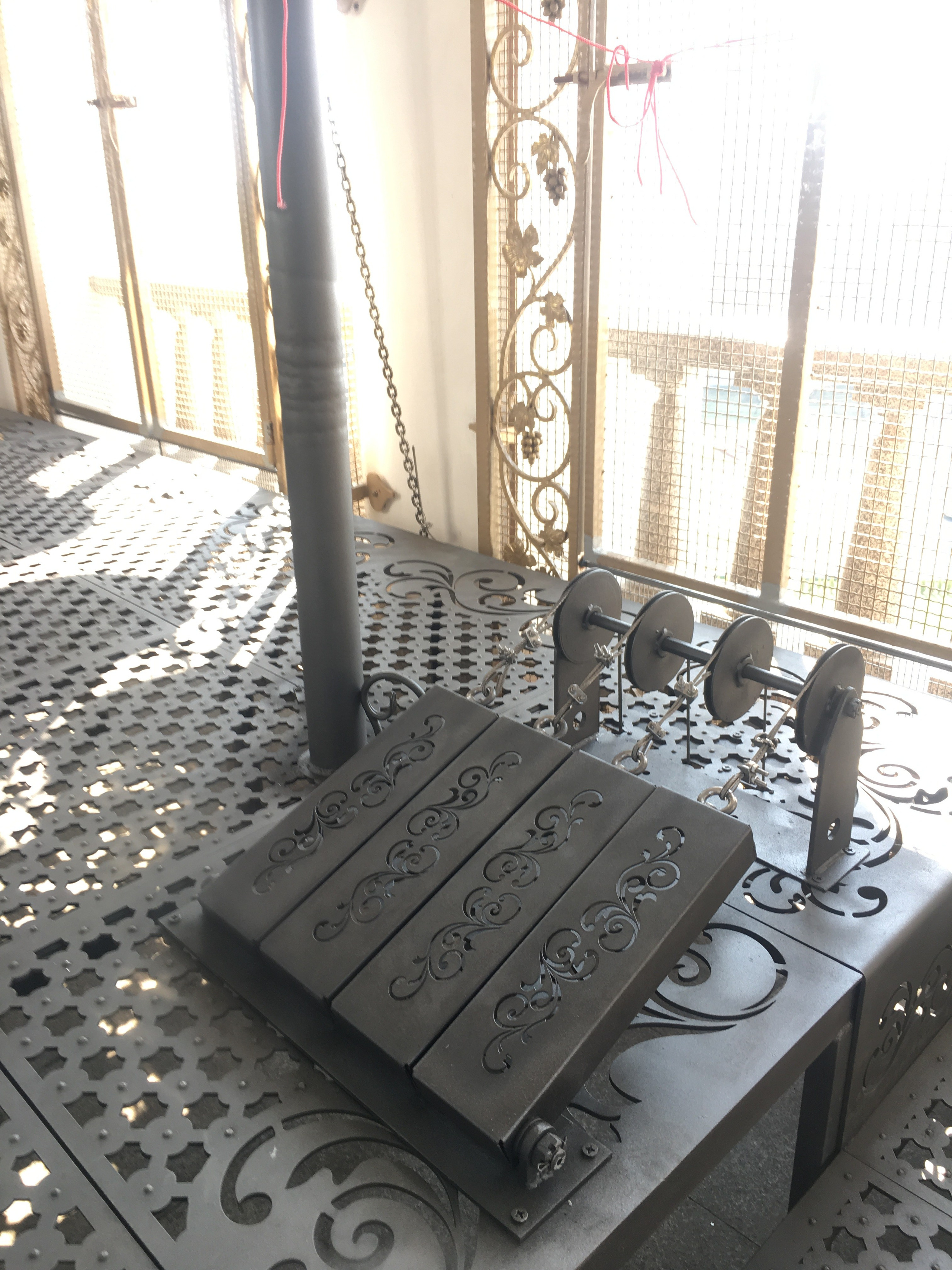 Подиум для звонаря с комплектом роликов и педалей колокольни Храма-памятника в честь Всех Святых и в память о жертвах, спасению Отечества нашего послуживших в городе Минске Минской Епархии Белорусской Православной Церкви. 2019 г. Сталь, художественная ковка, лазерная резка, сварка