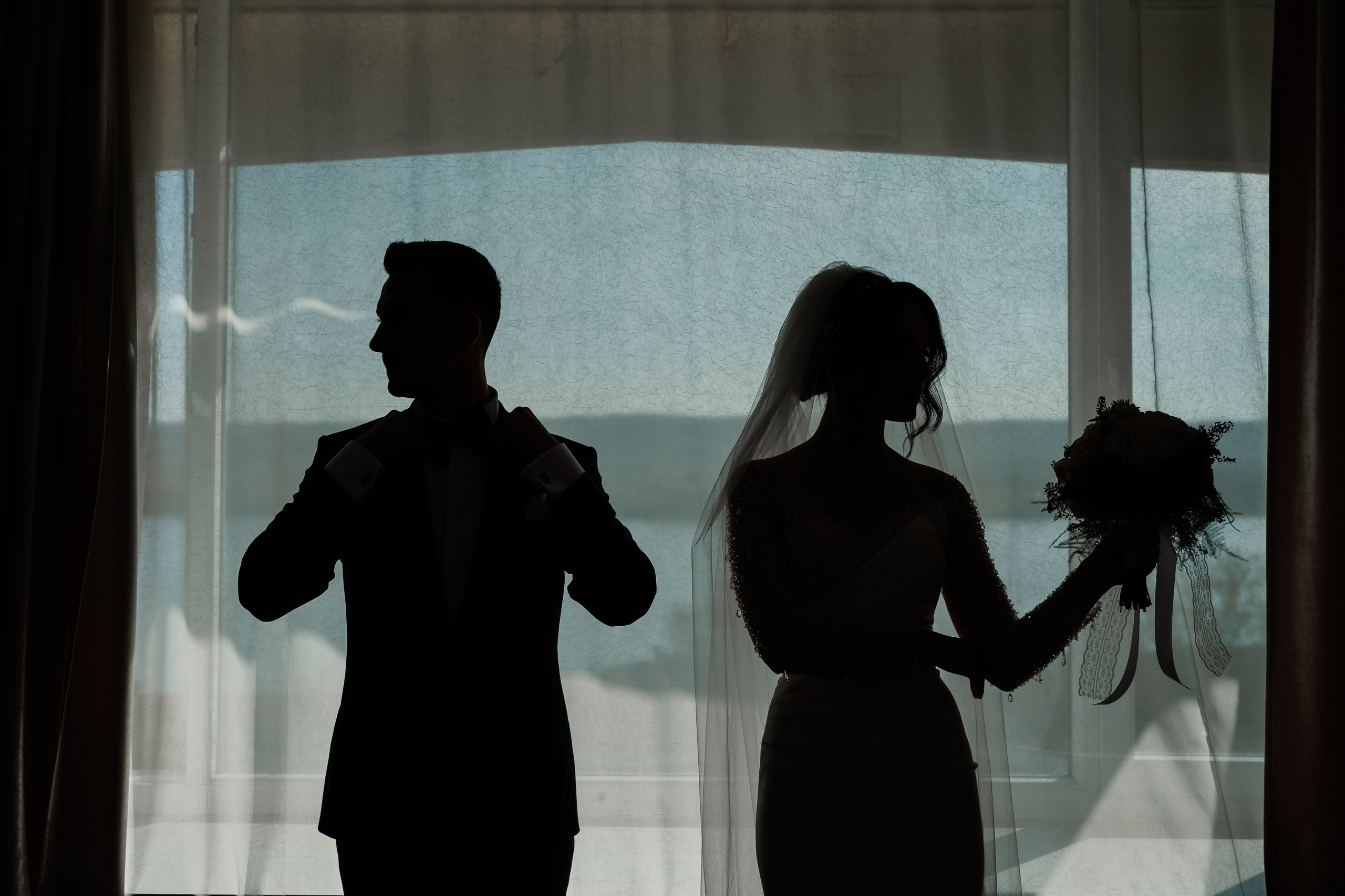 Moment emoționant între miri în ziua nunții, surprins într-un cadru natural și romantic, la Drobeta Turnu Severin. Fotografie de nuntă profesională, editată artistic pentru a evidenția emoția și eleganța evenimentului.