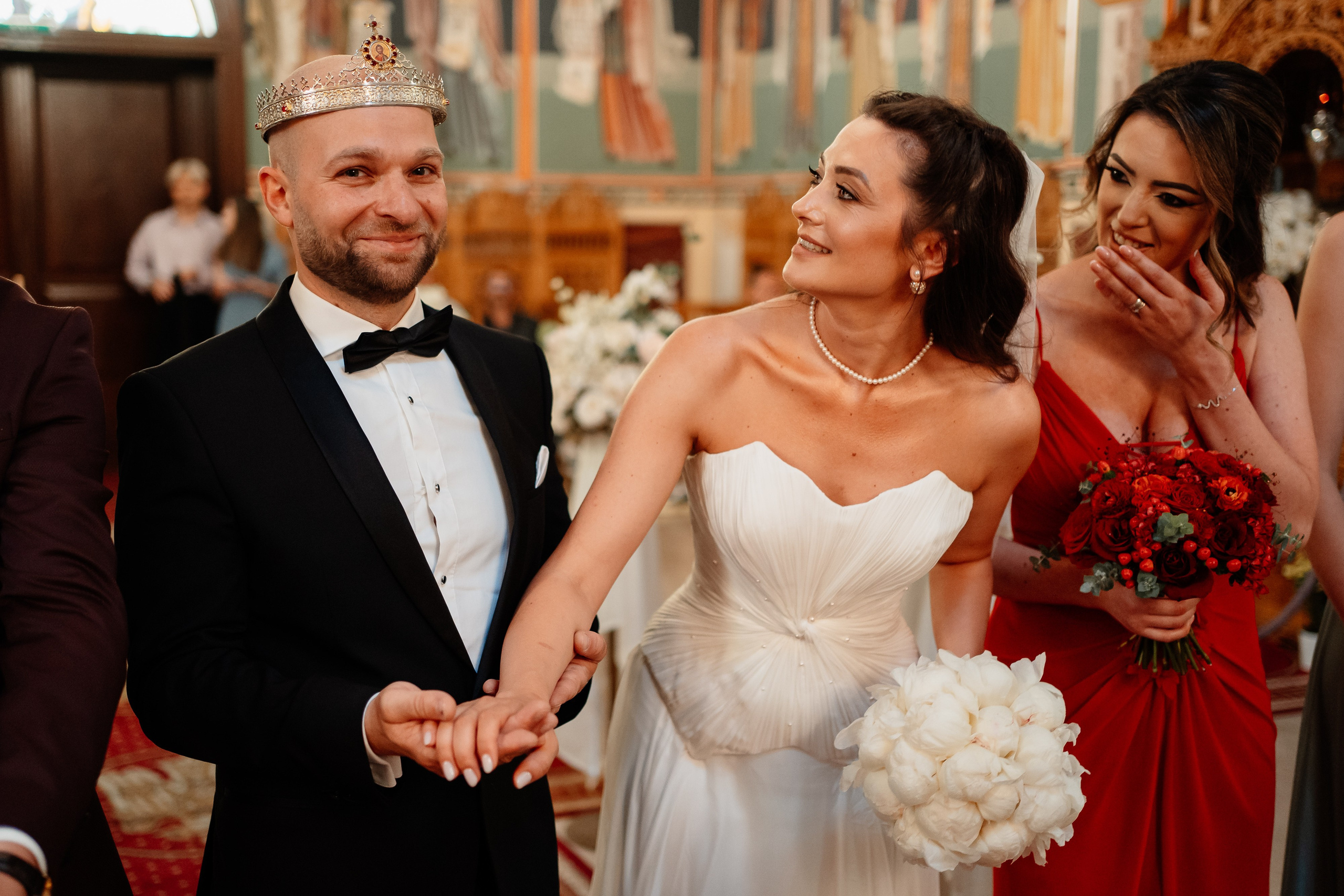 Moment emoționant între miri în ziua nunții, surprins într-un cadru natural și romantic, la Bokka Buftea. Fotografie de nuntă profesională, editată artistic pentru a evidenția emoția și eleganța evenimentului.